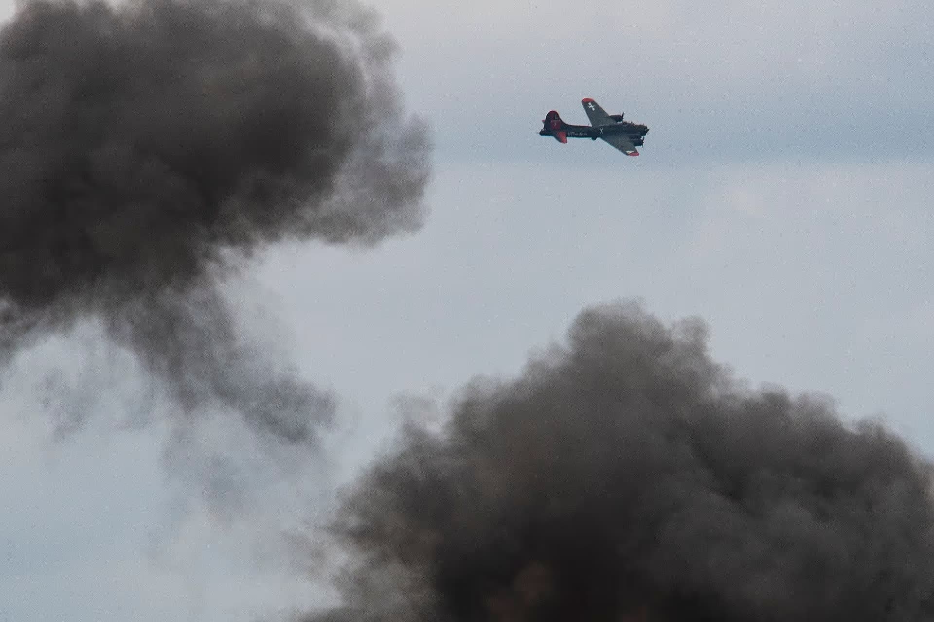 Unidentified — Twin-engine aircraft