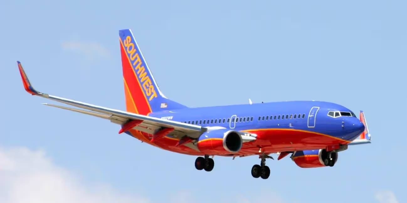 N902WN — Twin-engine aircraft