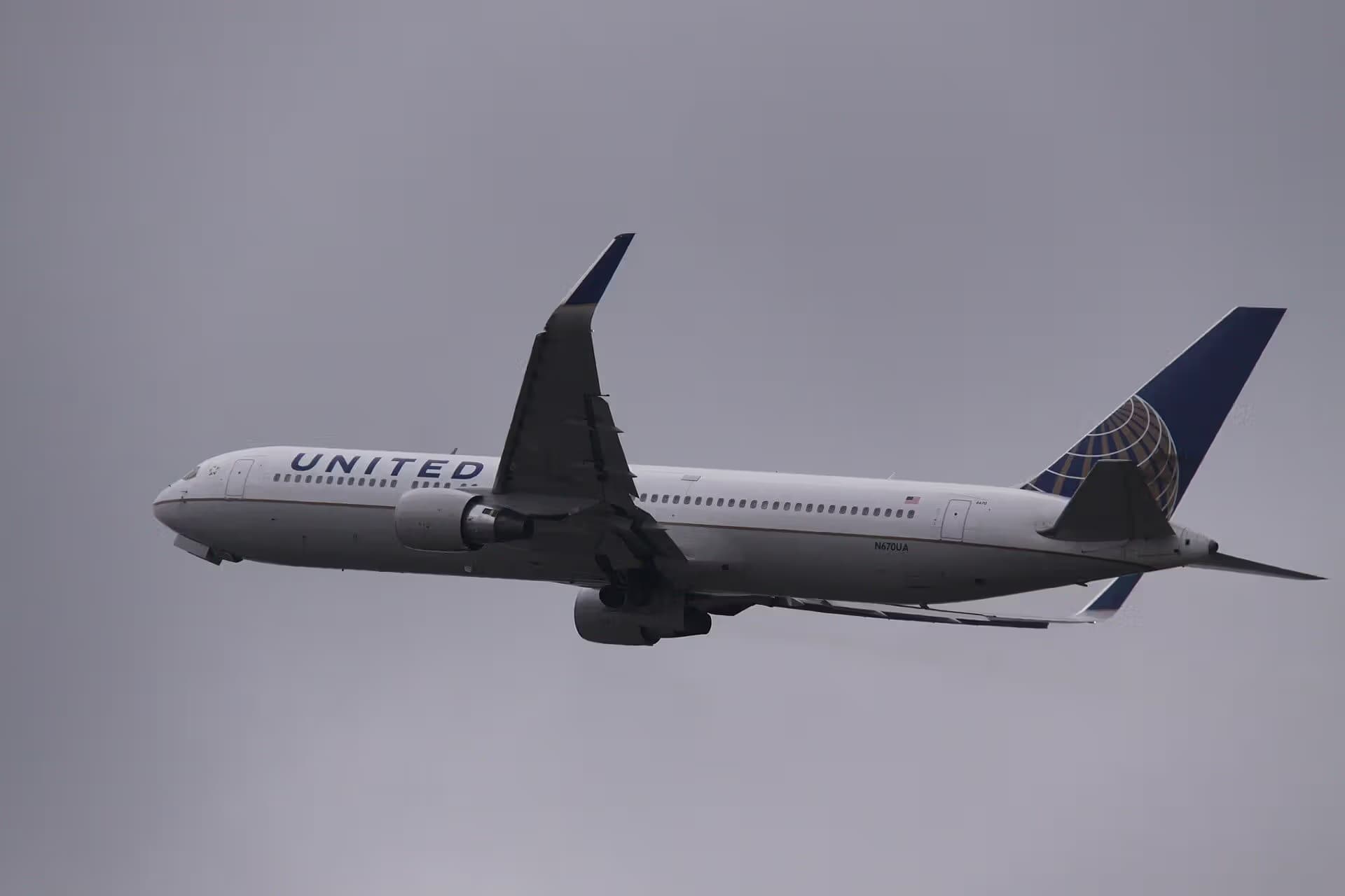 N670UA — Twin-engine aircraft
