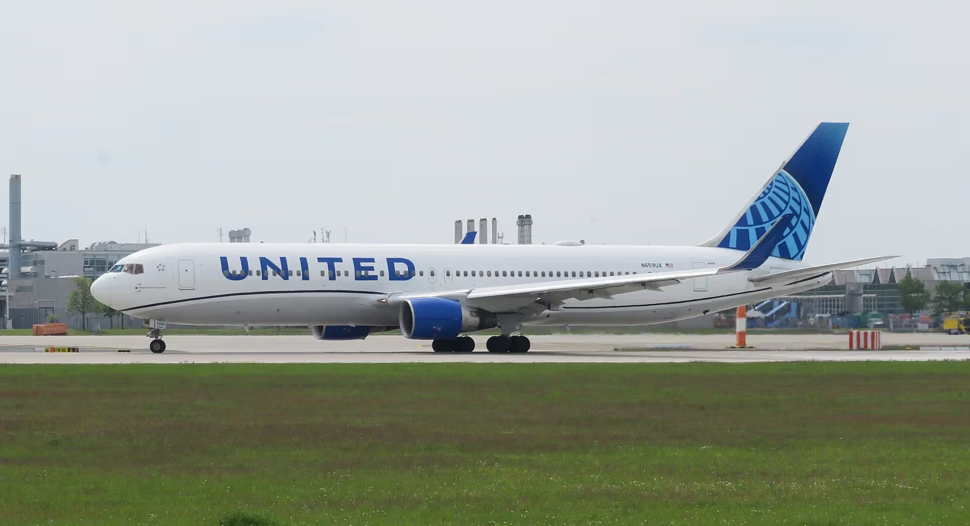 N659UA — Twin-engine aircraft