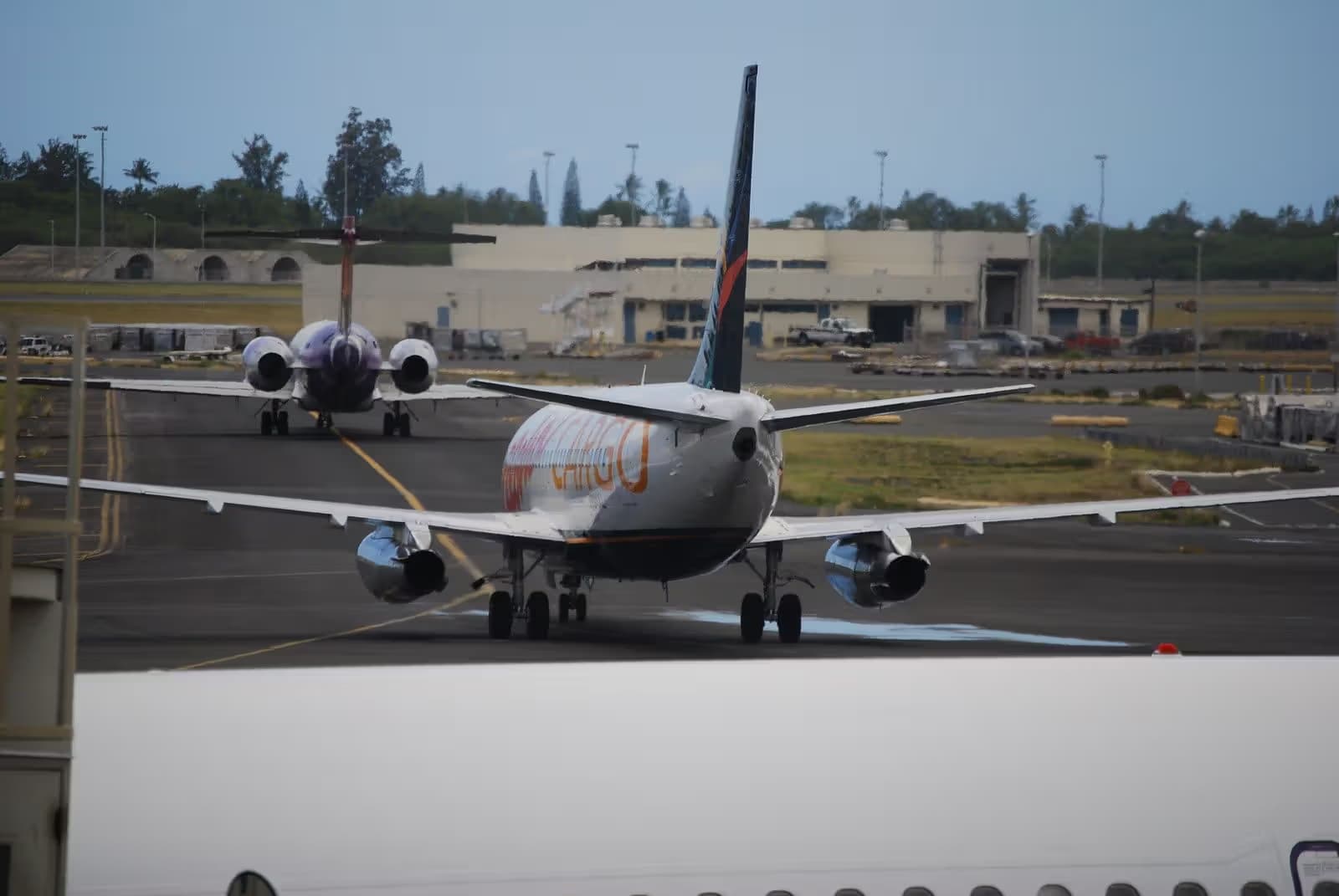 N834AL — Twin-engine aircraft