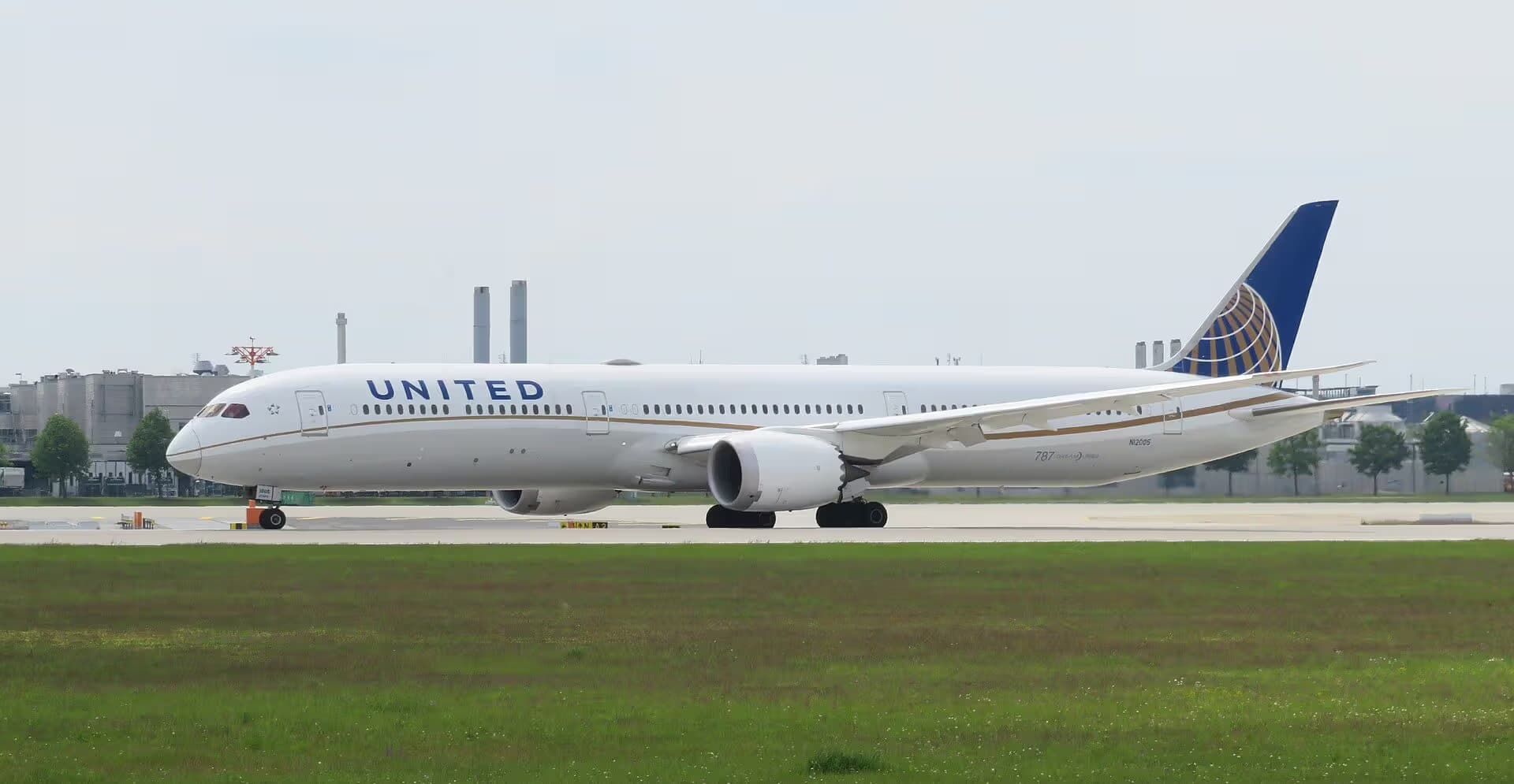 N12005 — Twin-engine aircraft at Munich Airport