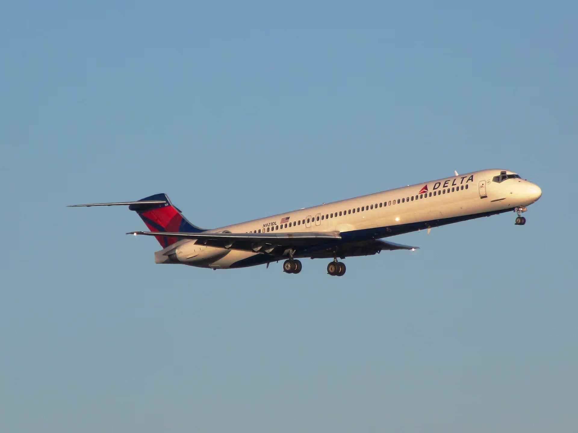 N921DL — Twin-engine aircraft