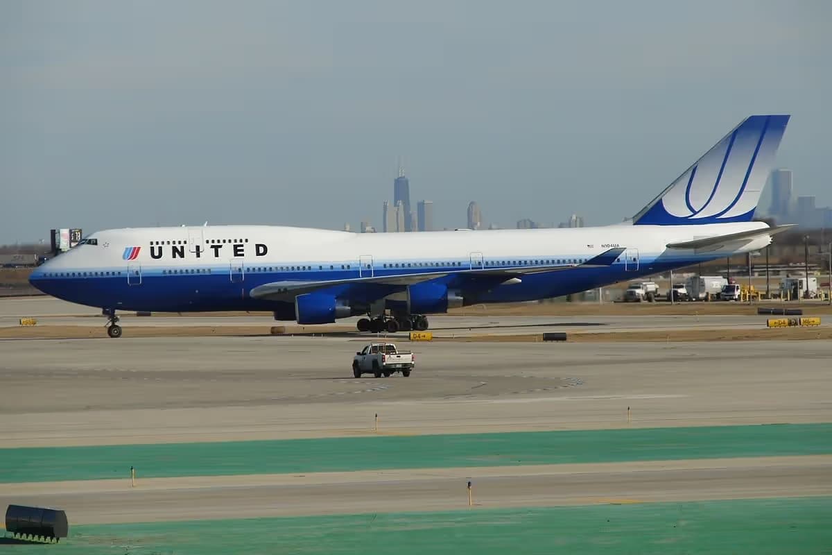 N104UA — Boeing