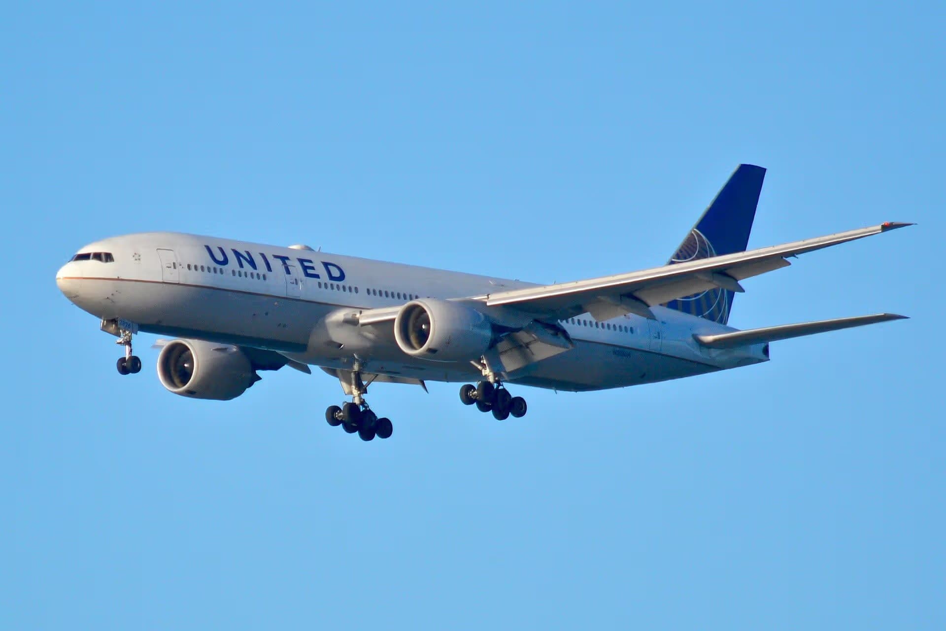 N226UA — Twin-engine aircraft
