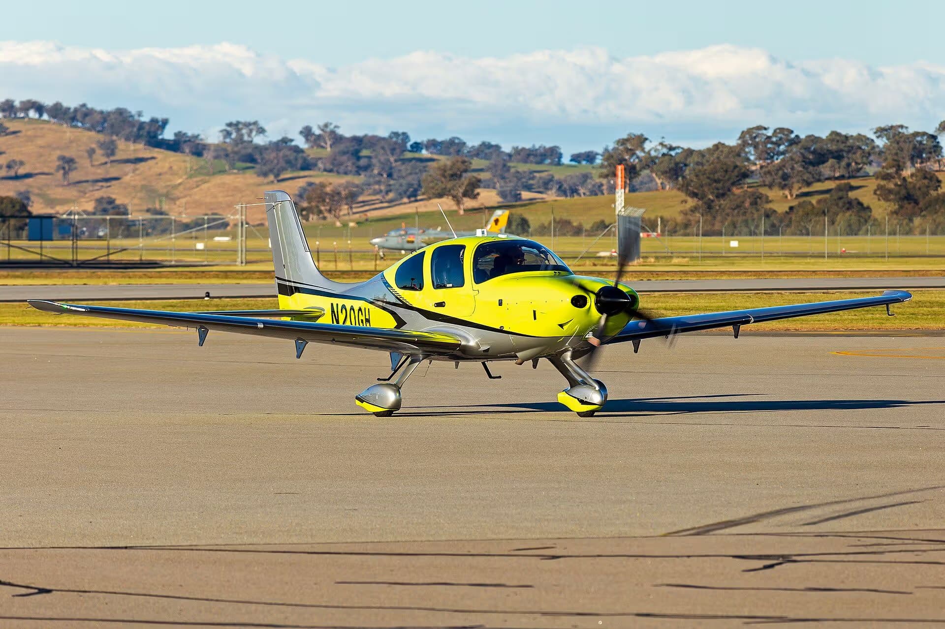 N20GH — Cirrus at Wagga Wagga Airport