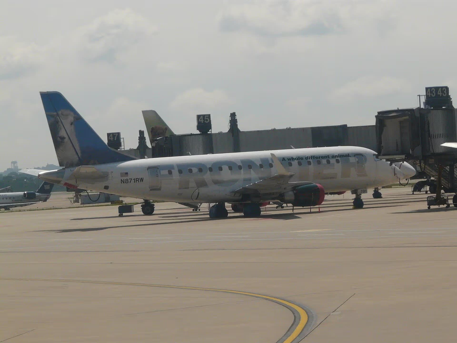 N871RW — Embraer at Pittsburgh International Airport