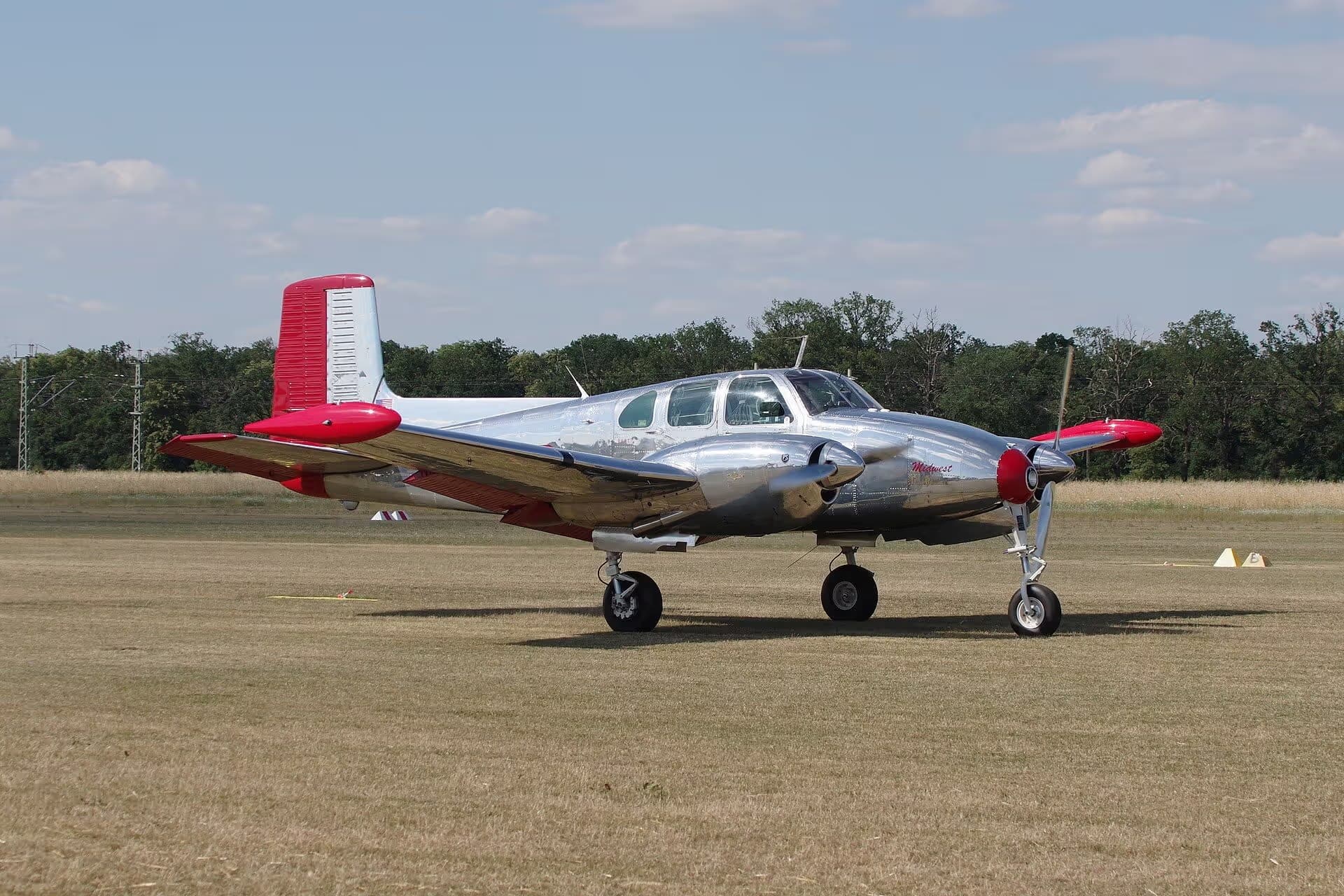 N3670B — Twin-engine aircraft