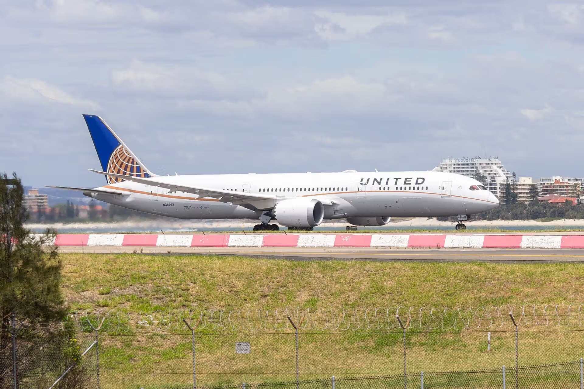 N36962 — Boeing