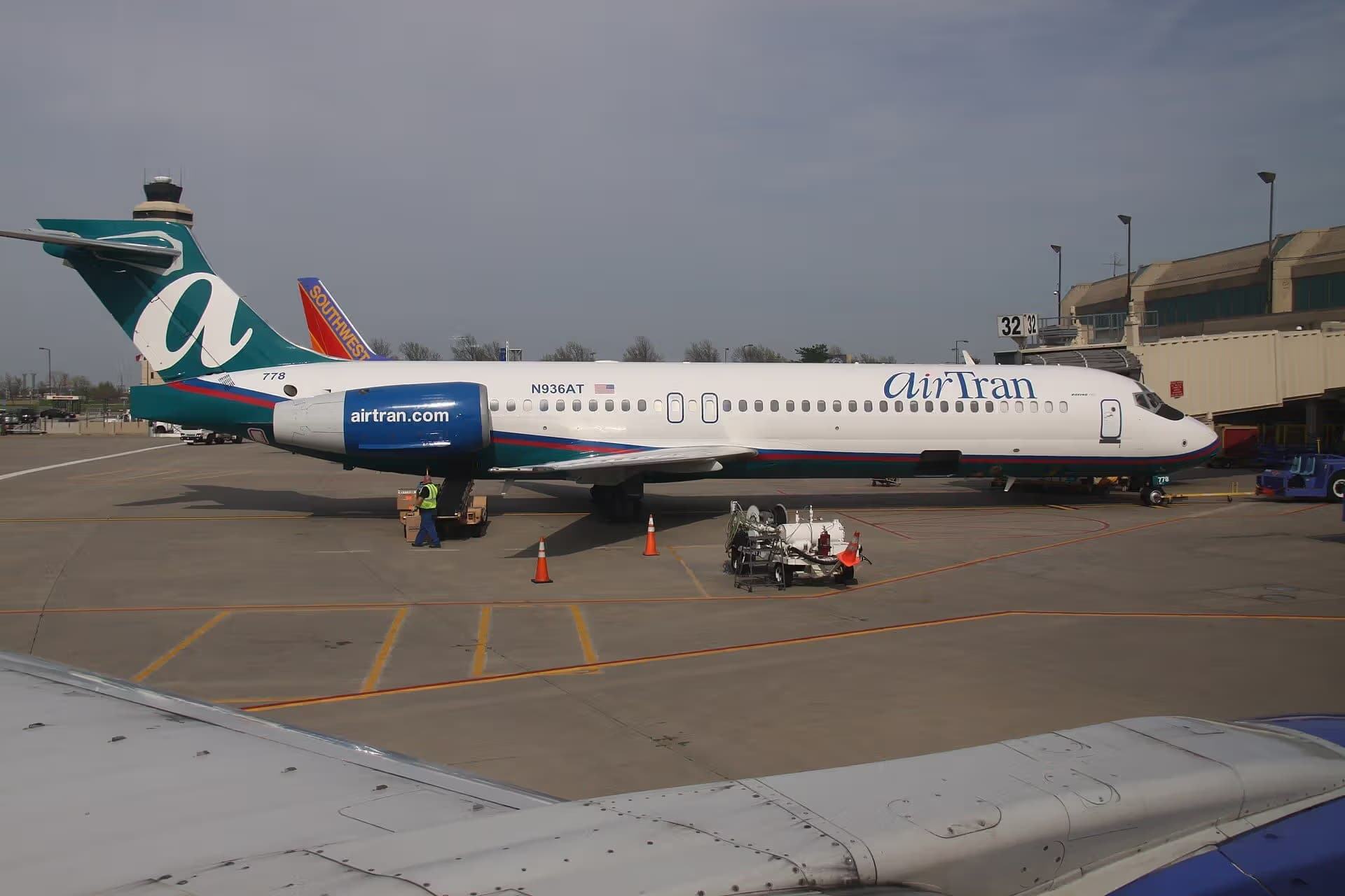 N936AT — Twin-engine aircraft