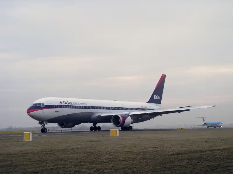 N152DL — Twin-engine aircraft