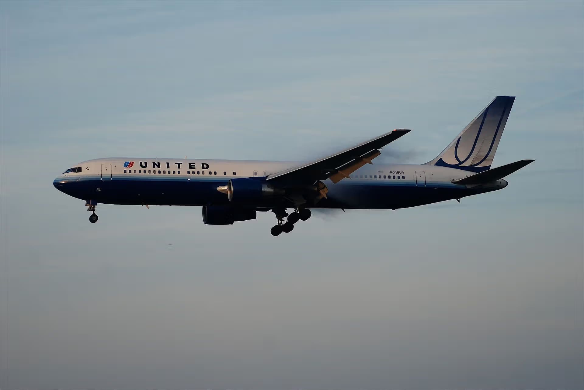 N648UA — Twin-engine aircraft