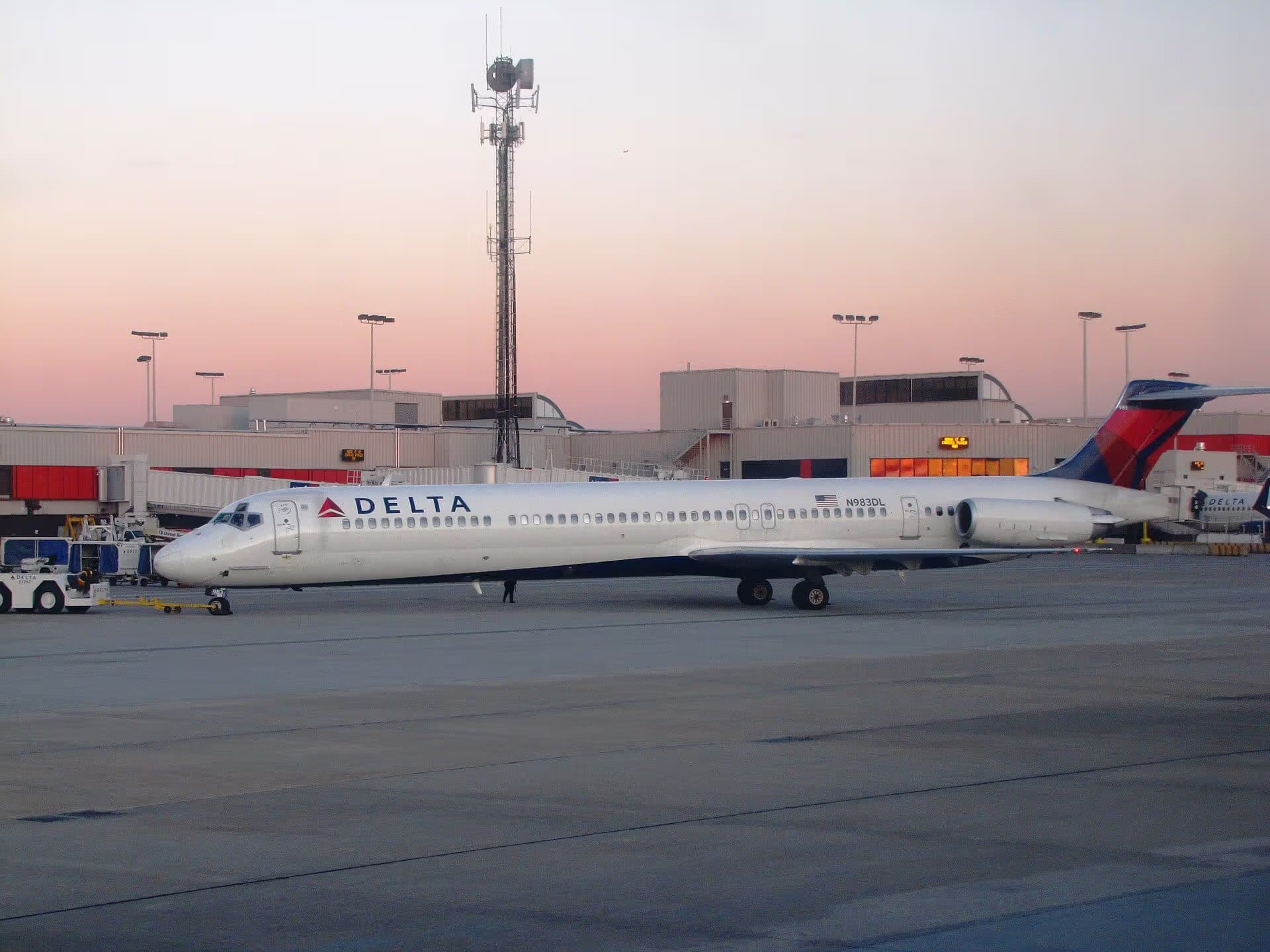 N983DL — Twin-engine aircraft