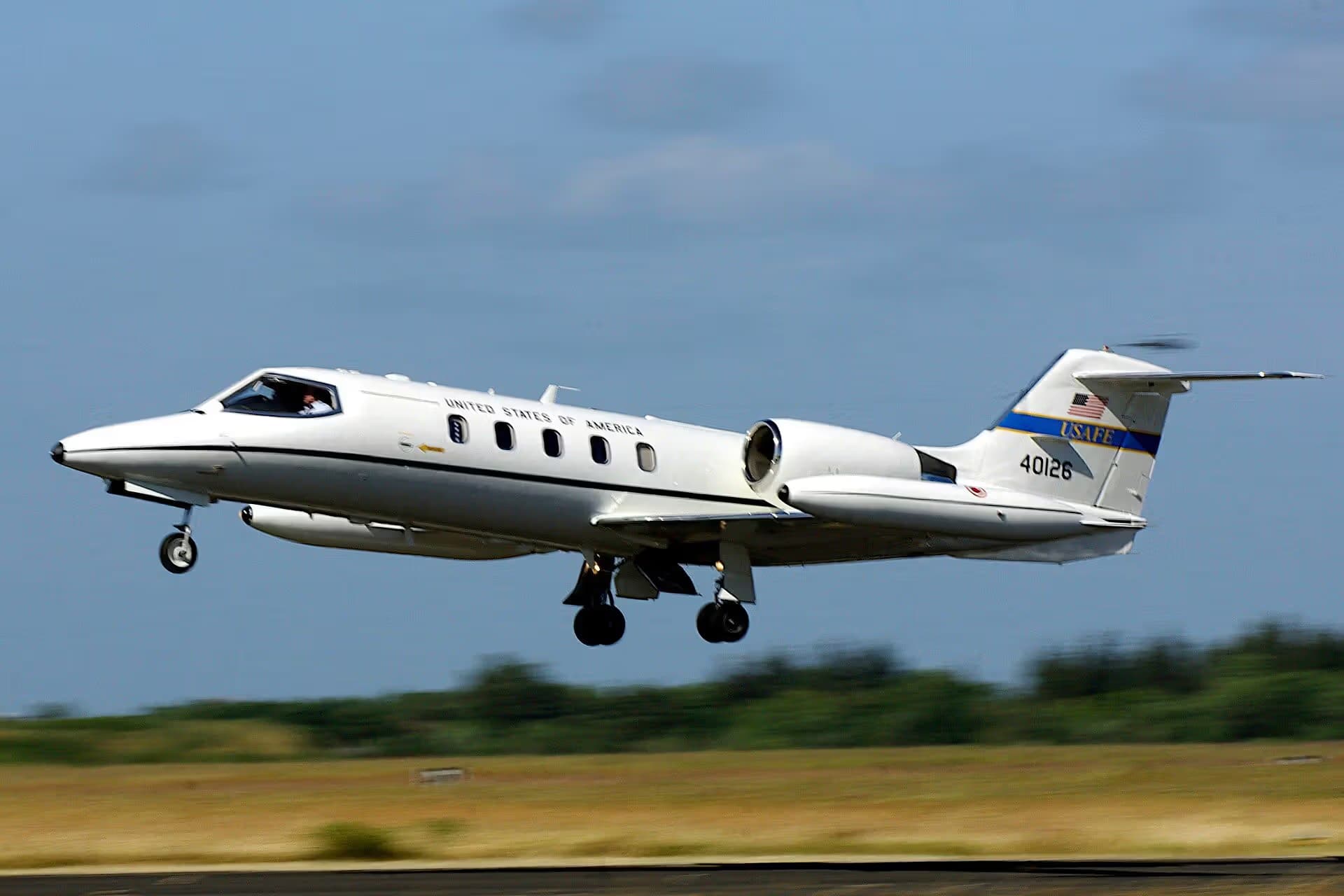 Unidentified — Twin-engine aircraft