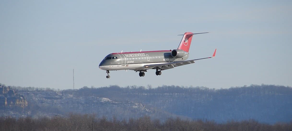 N8747B — Twin-engine aircraft
