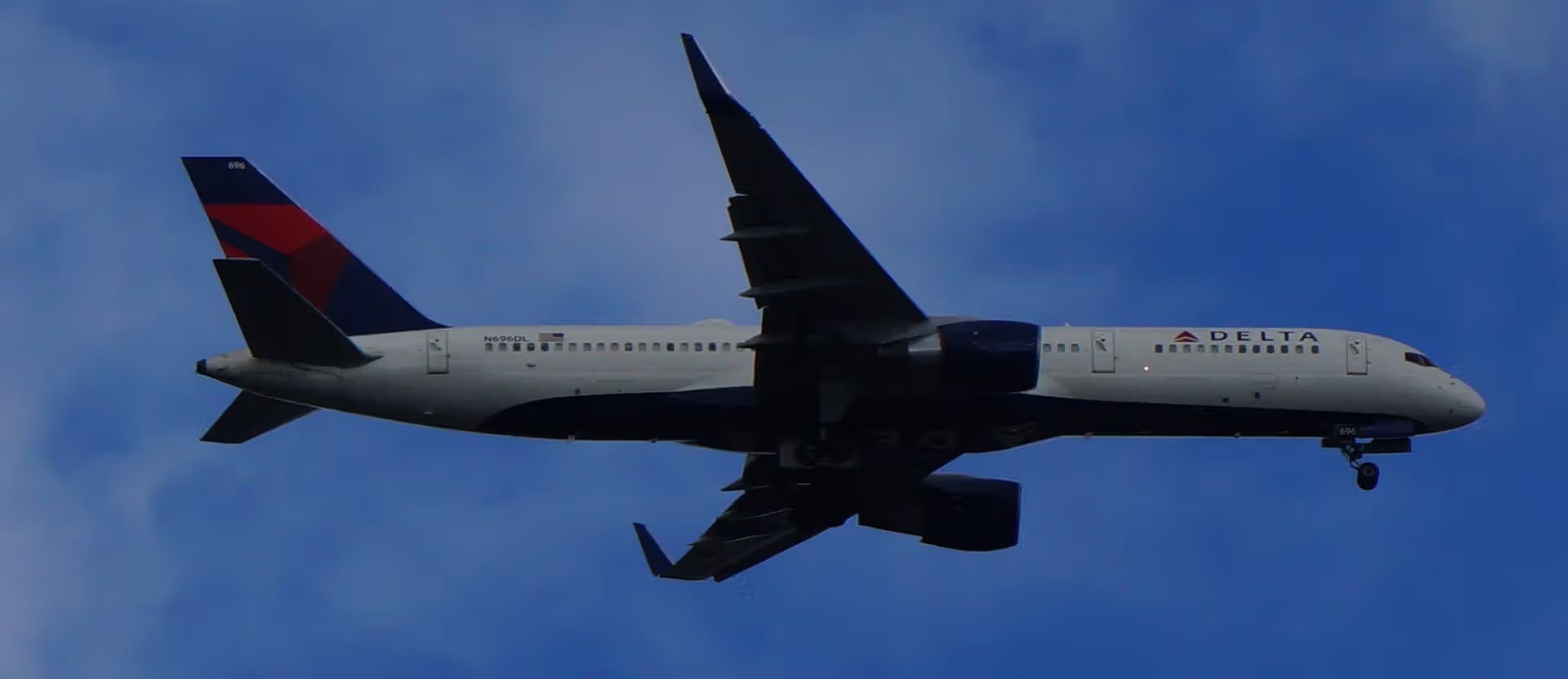 N696DL — Twin-engine aircraft