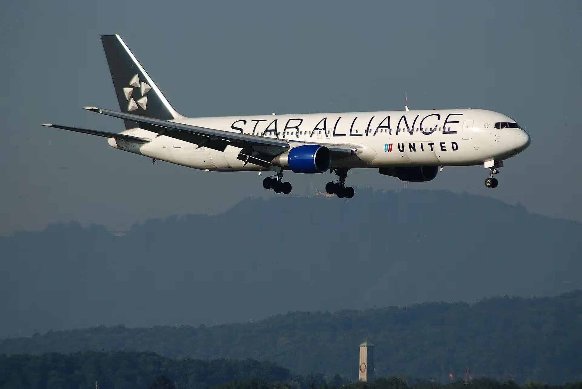 N653UA — Twin-engine aircraft