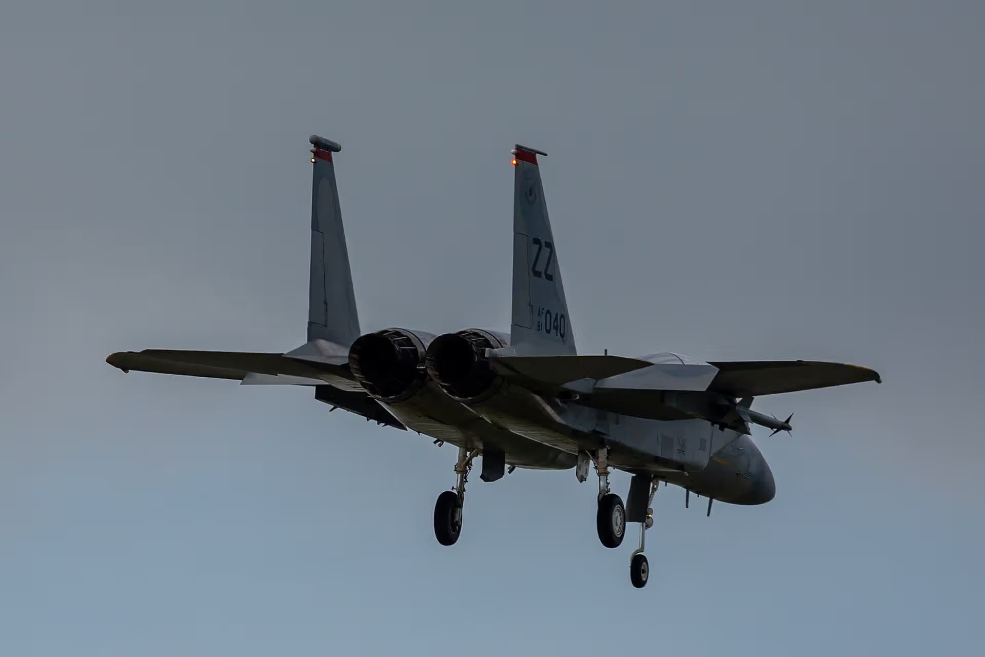 Unidentified — Twin-engine aircraft