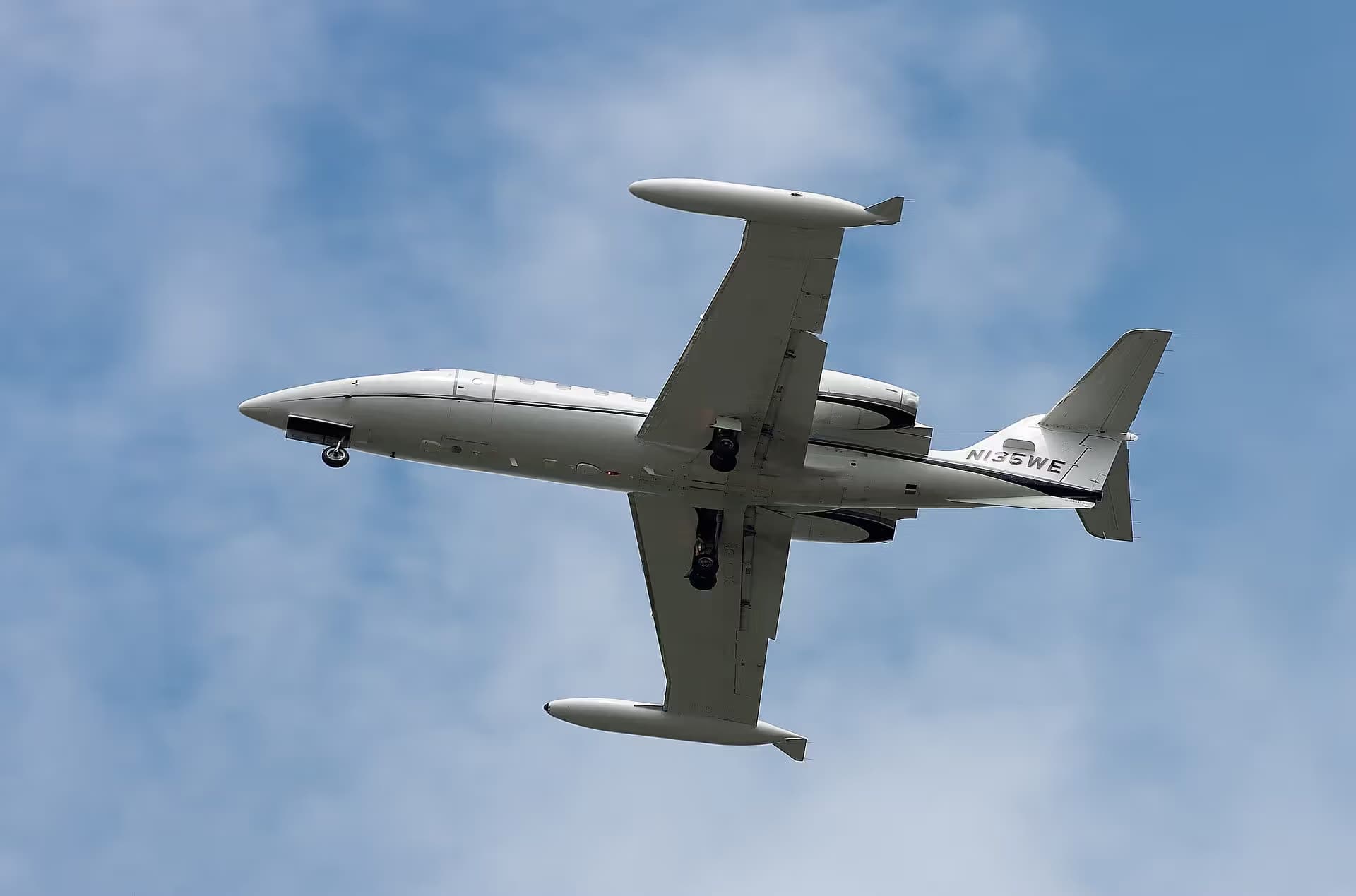 N135WE — Business jet