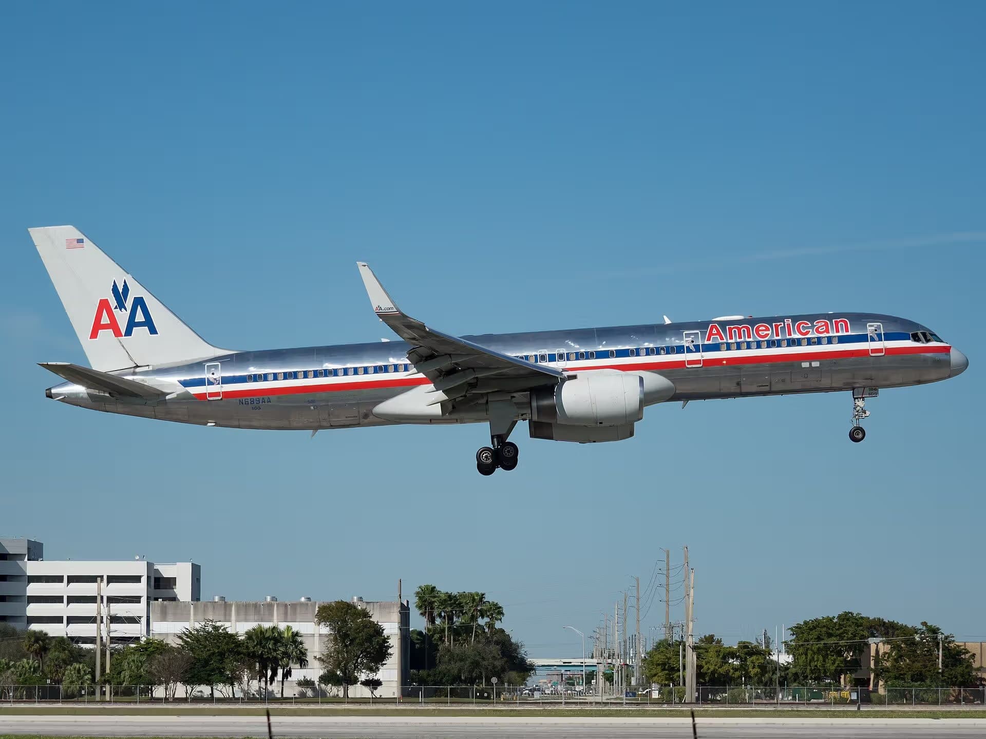 N689AA — Twin-engine aircraft at Miami International Airport