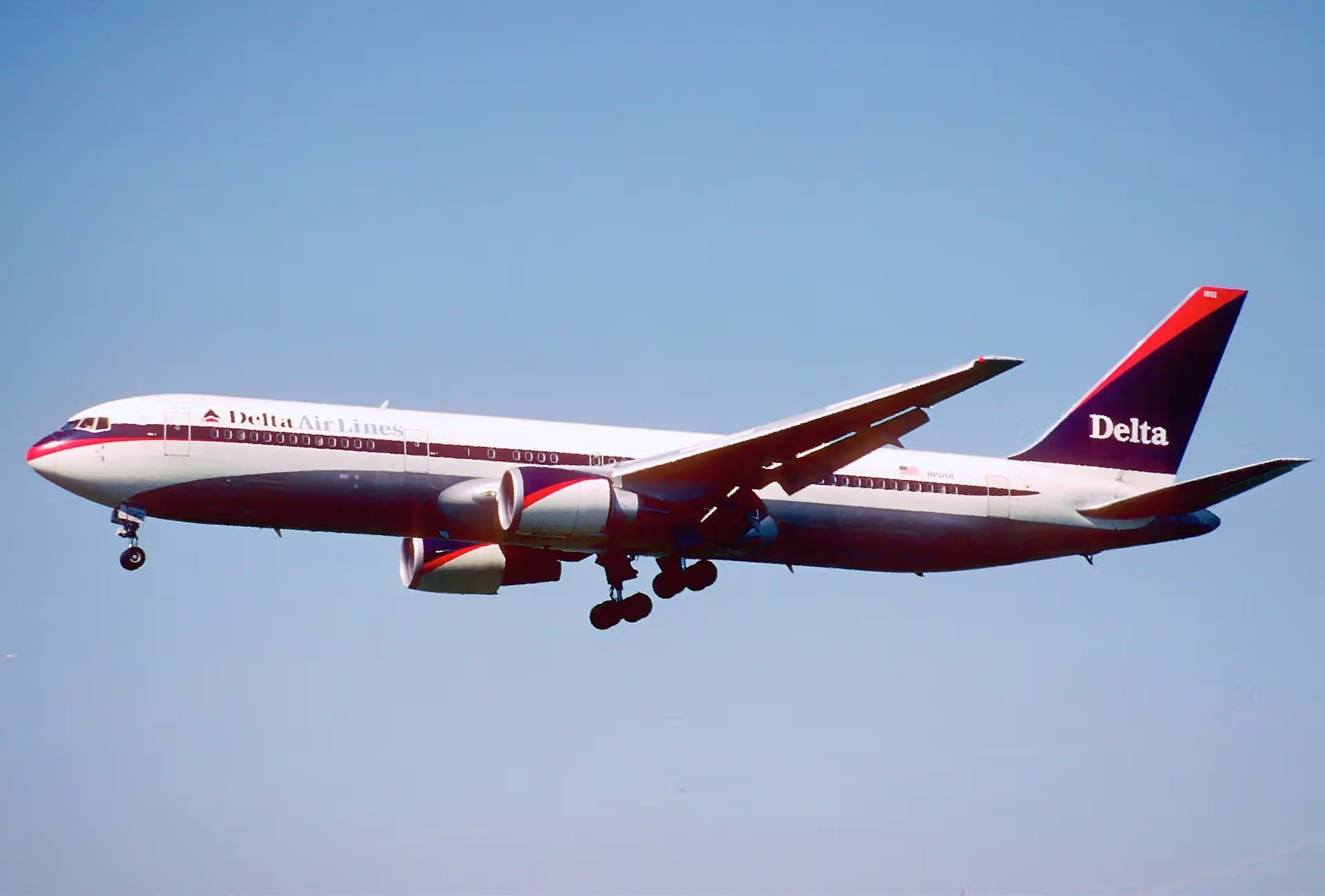 N152DL — Twin-engine aircraft