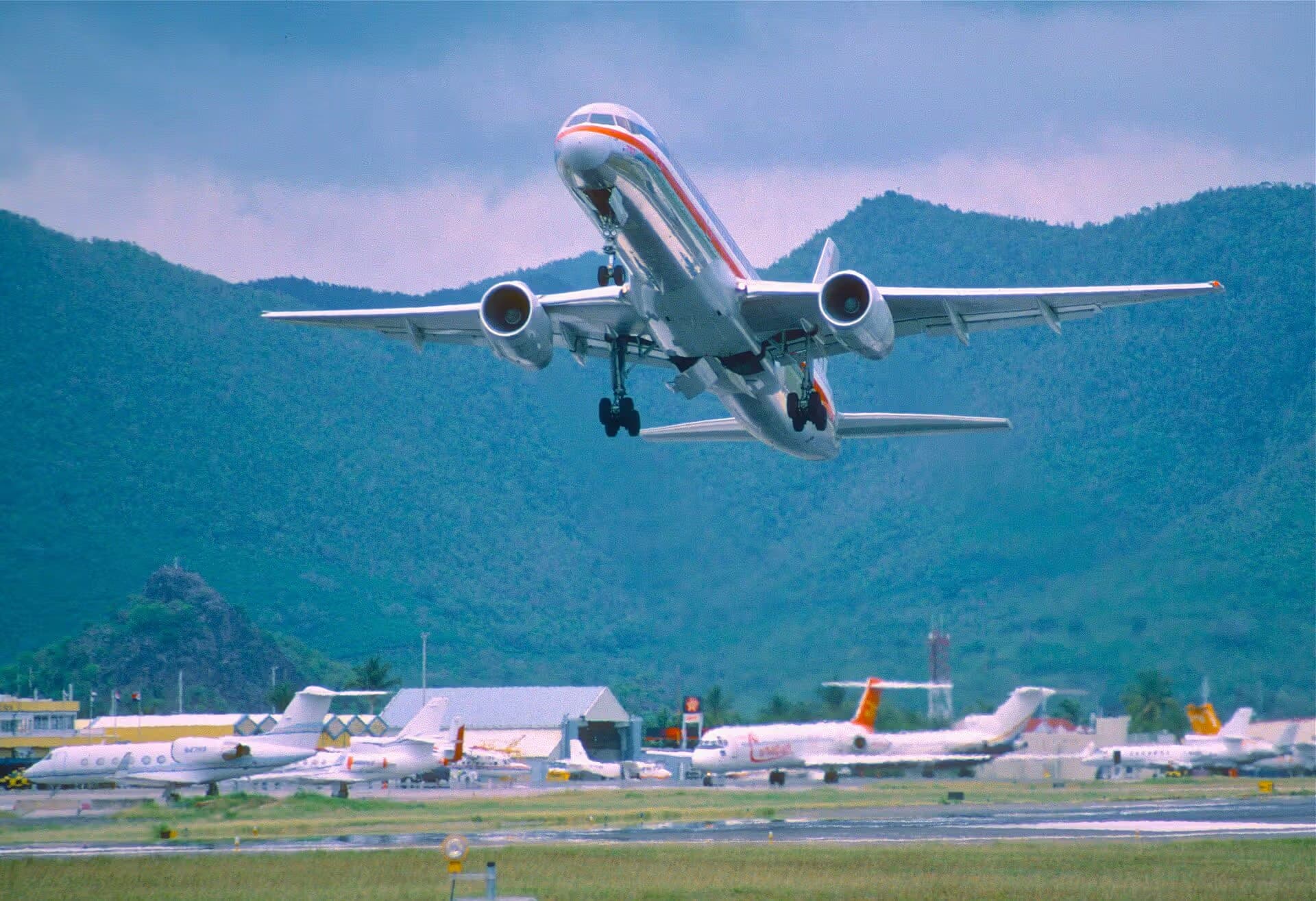 N682AA — Twin-engine aircraft
