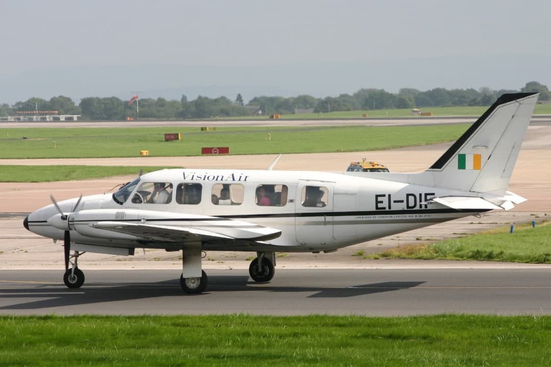 EI-DIF — Twin-engine aircraft