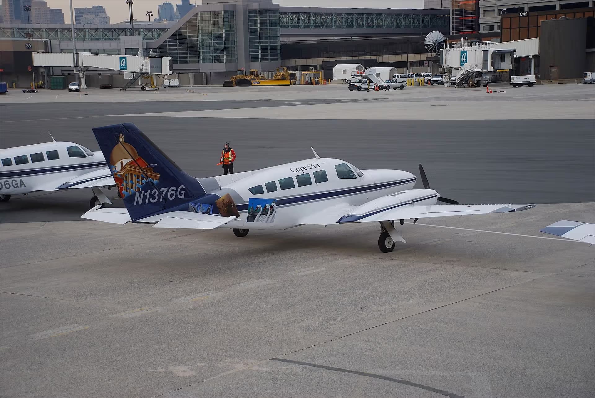 N1376G — Twin-engine aircraft
