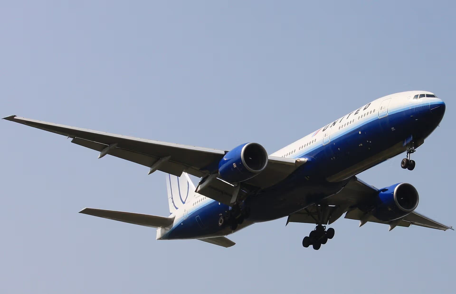 N785UA — Twin-engine aircraft