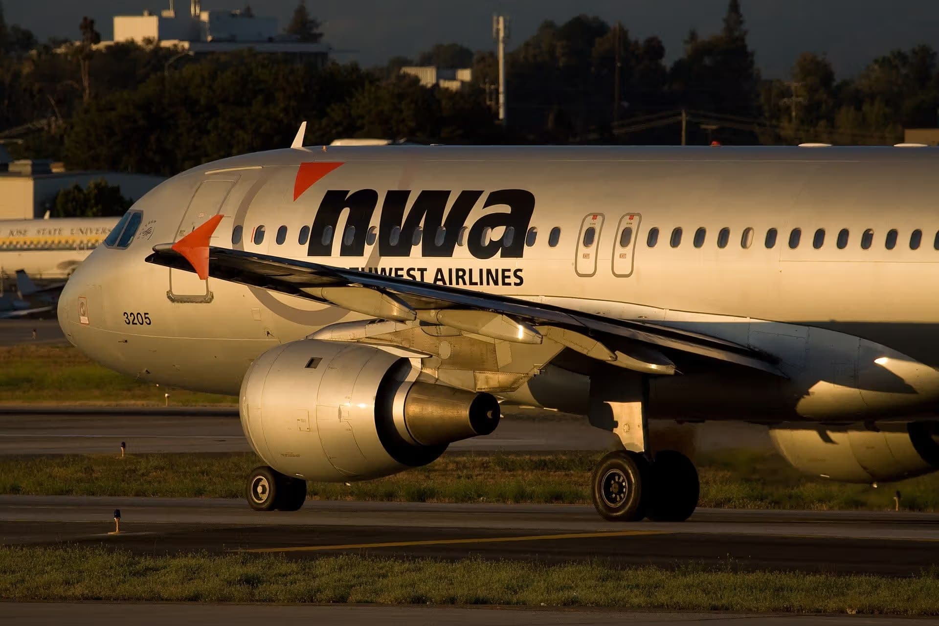 N305US — Twin-engine aircraft