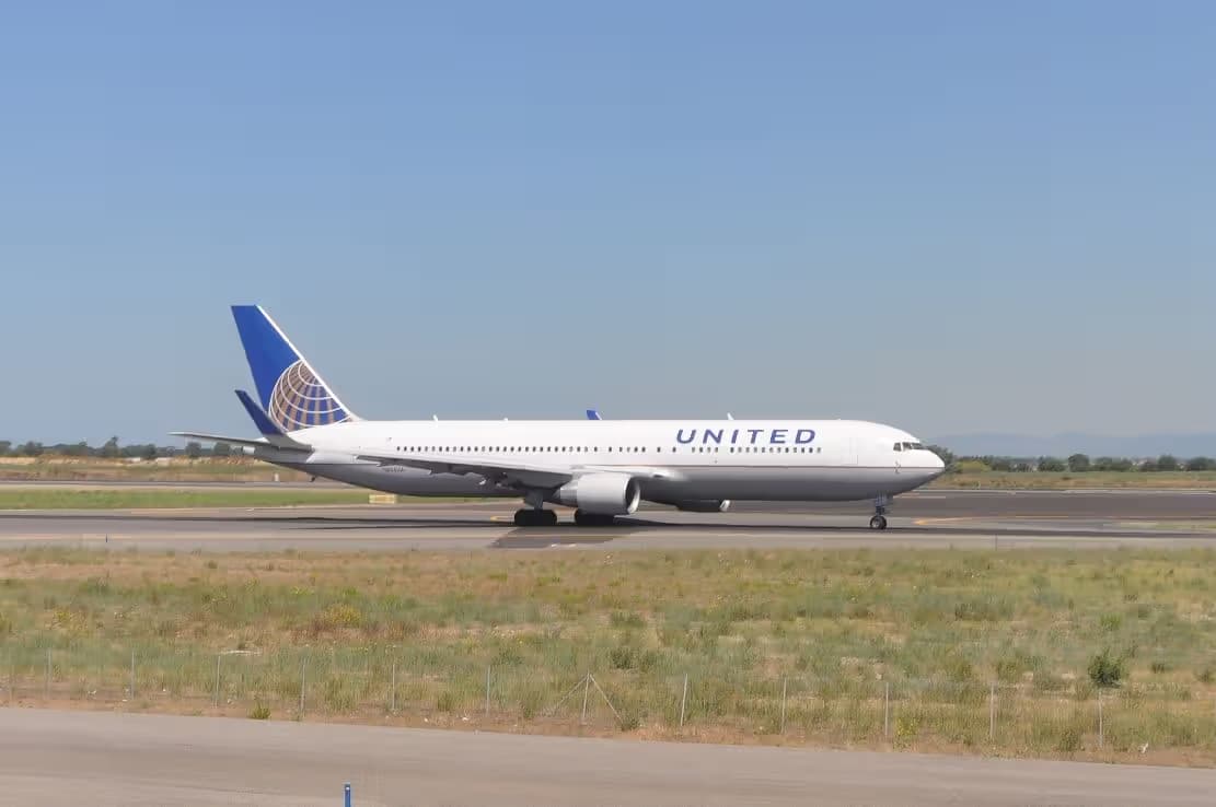 N666UA — Twin-engine aircraft
