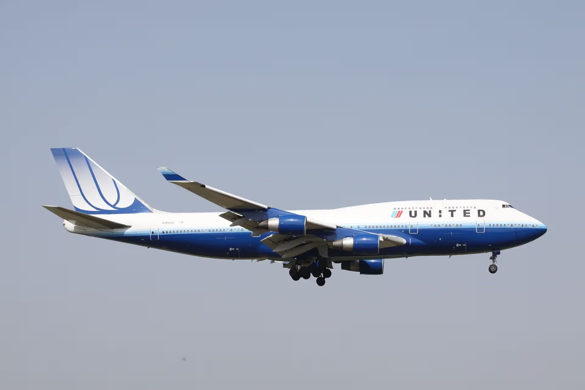 N104UA — Boeing