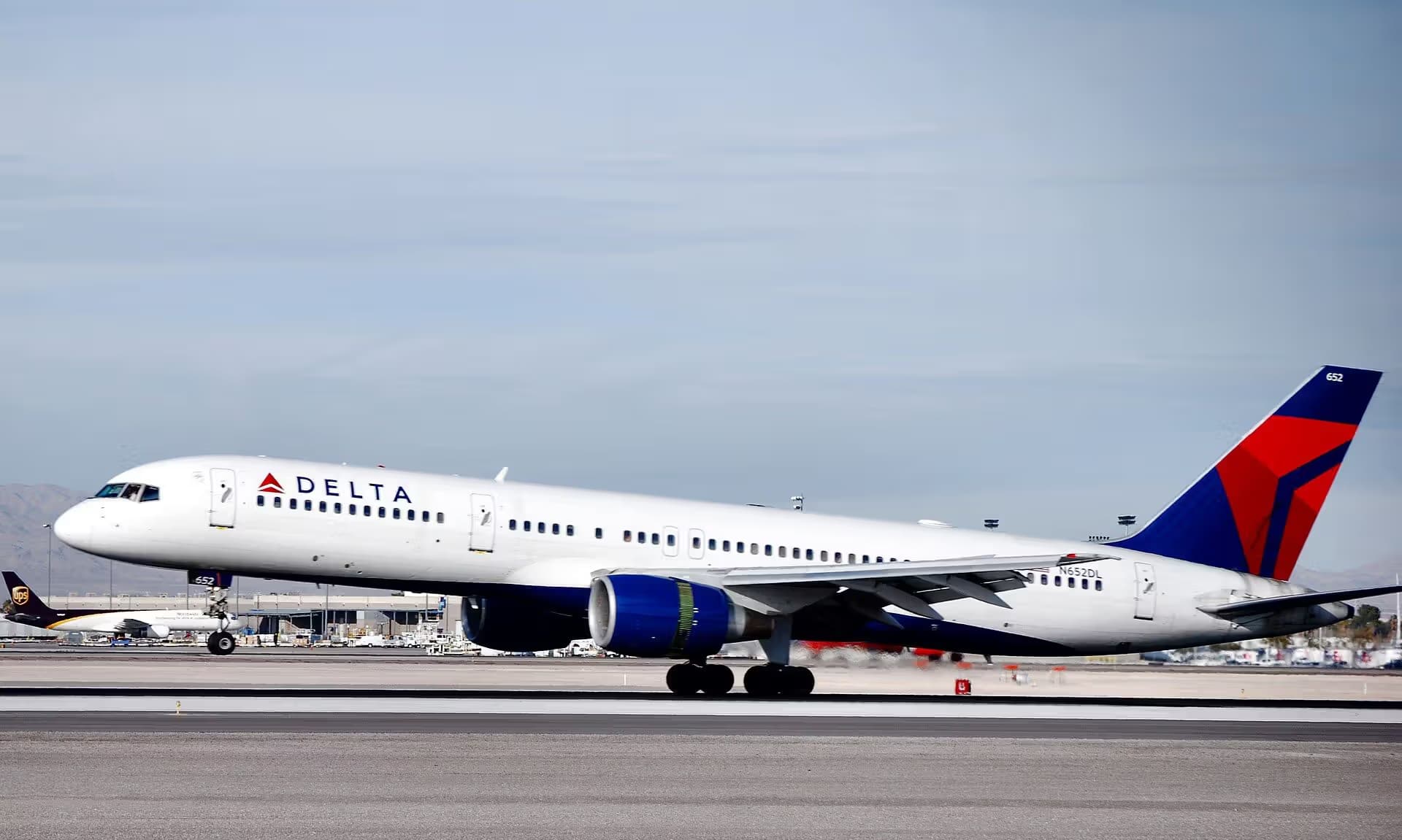 N652DL — Twin-engine aircraft