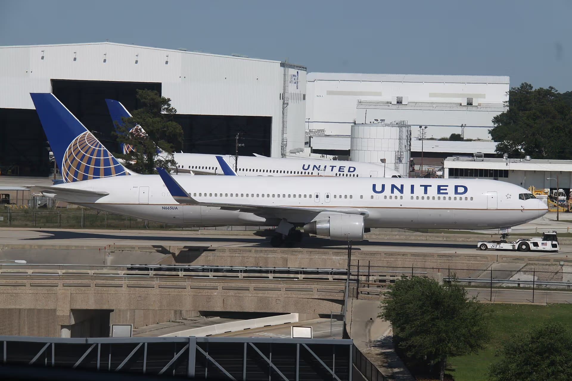 N665UA — Boeing