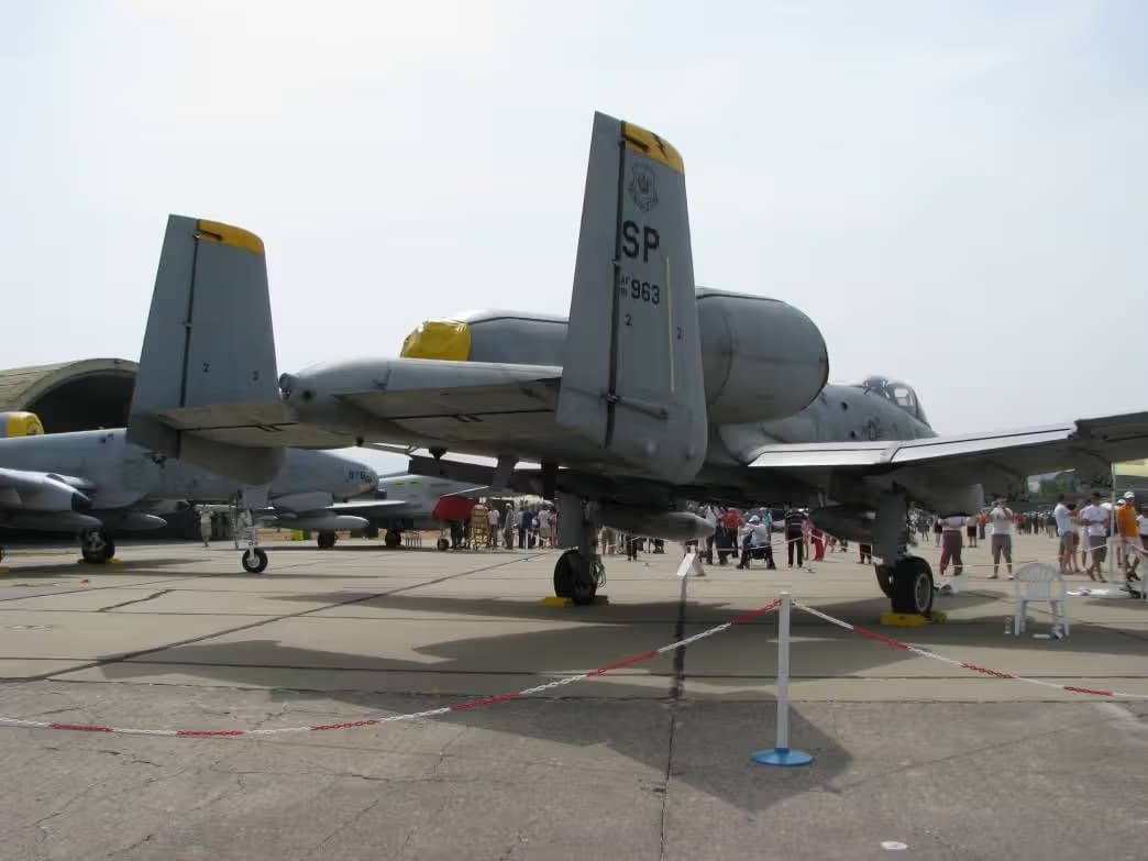 Unidentified — Twin-engine aircraft
