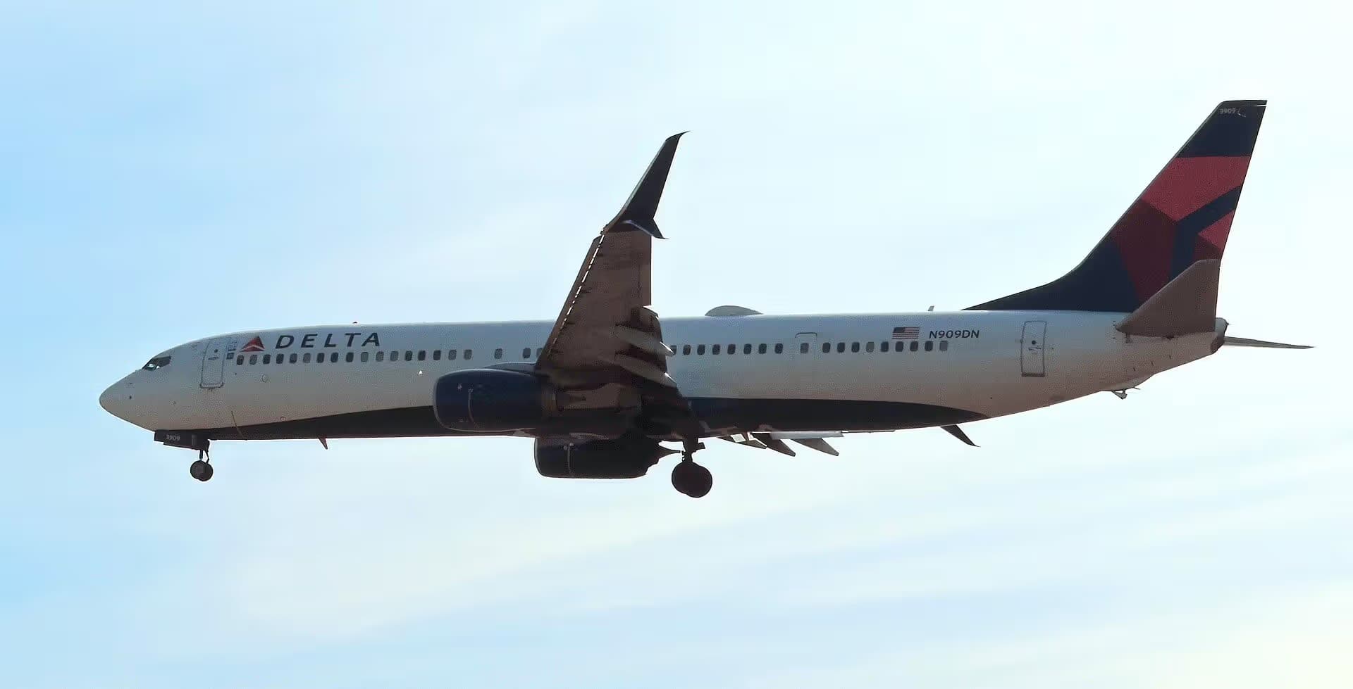 N909DN — Twin-engine aircraft