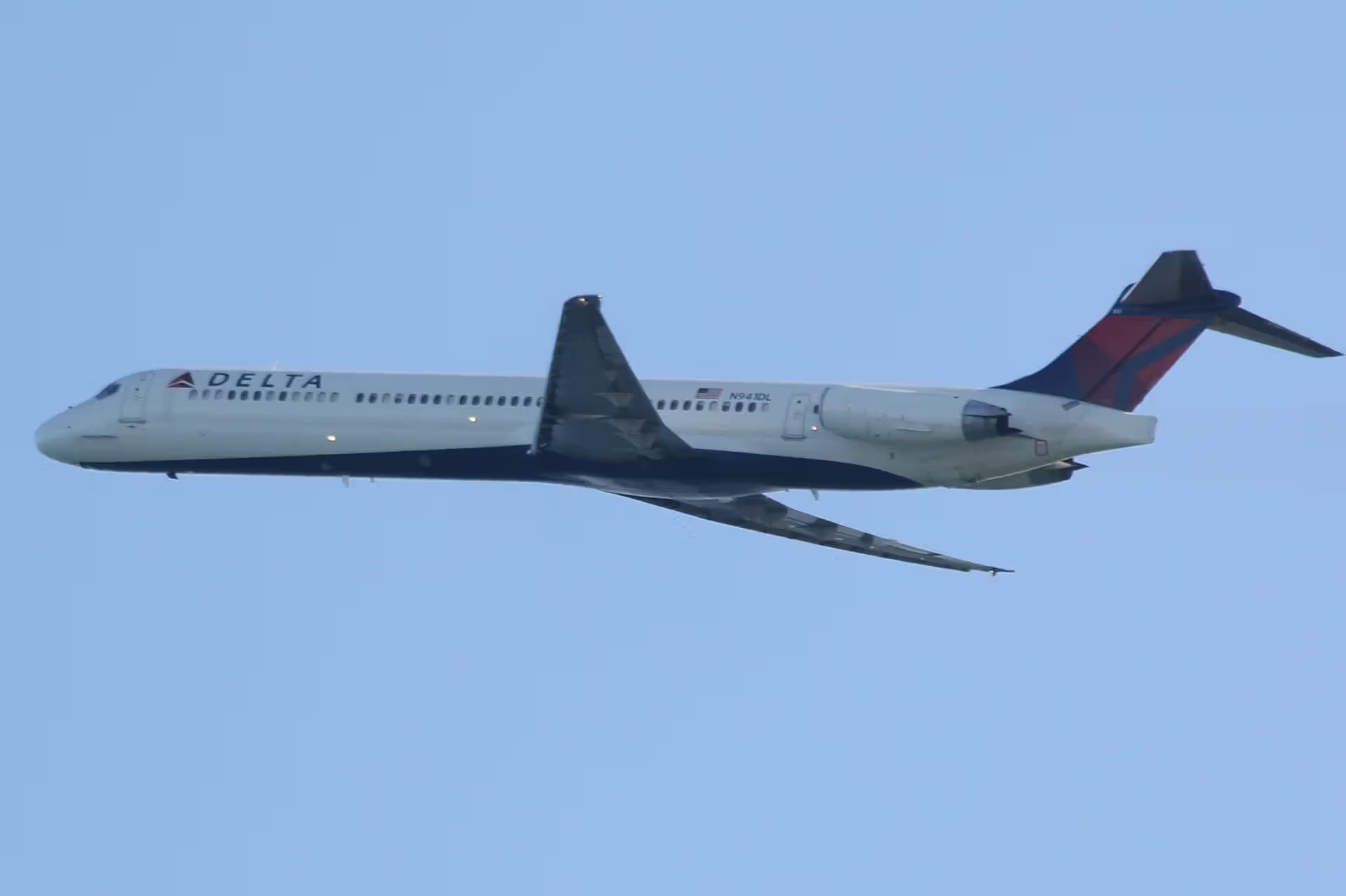 N941DL — Twin-engine aircraft