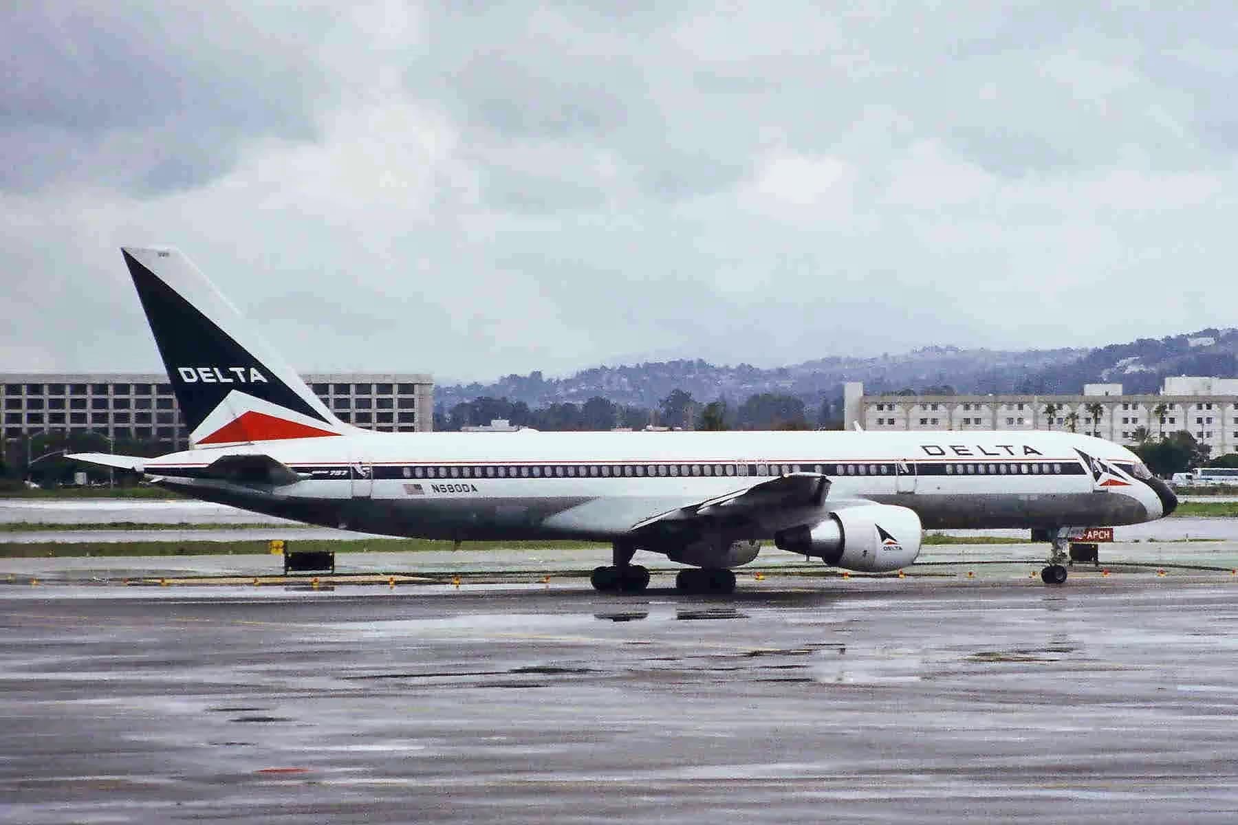 N680DA — Twin-engine aircraft