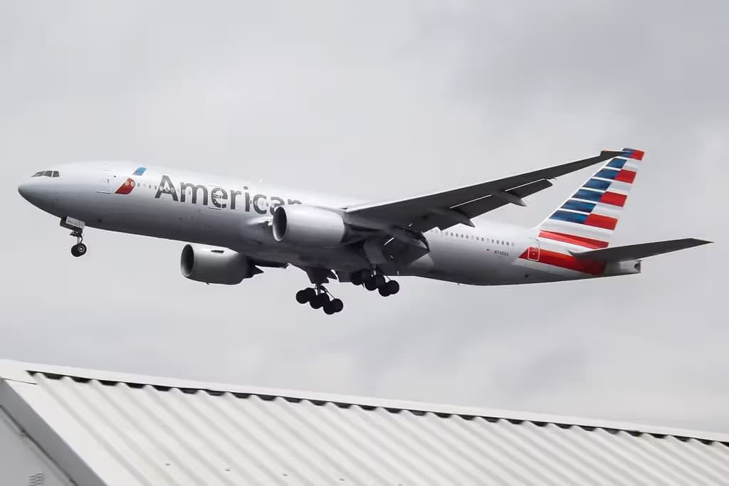N768AA — Twin-engine aircraft