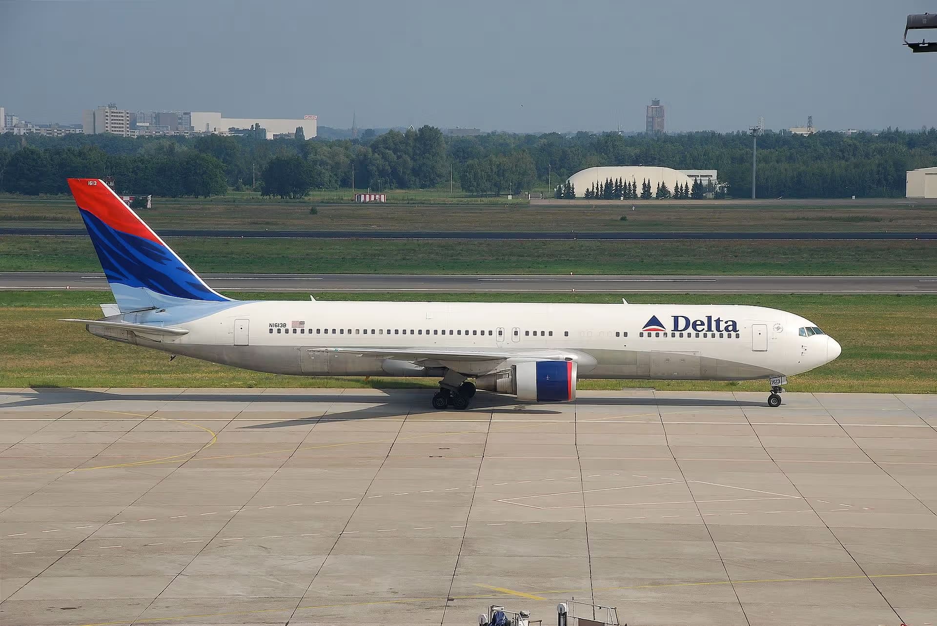 N1613B — Twin-engine aircraft
