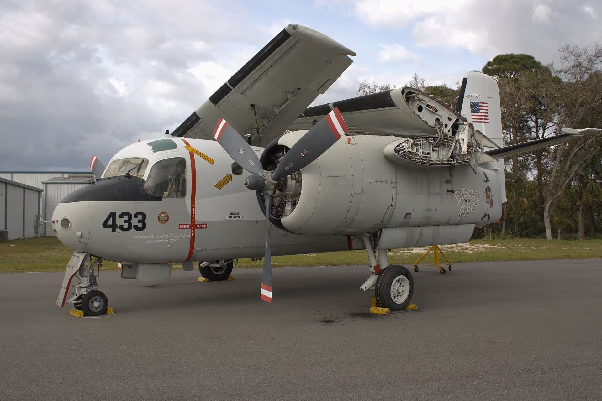 N8114T — Twin-engine aircraft
