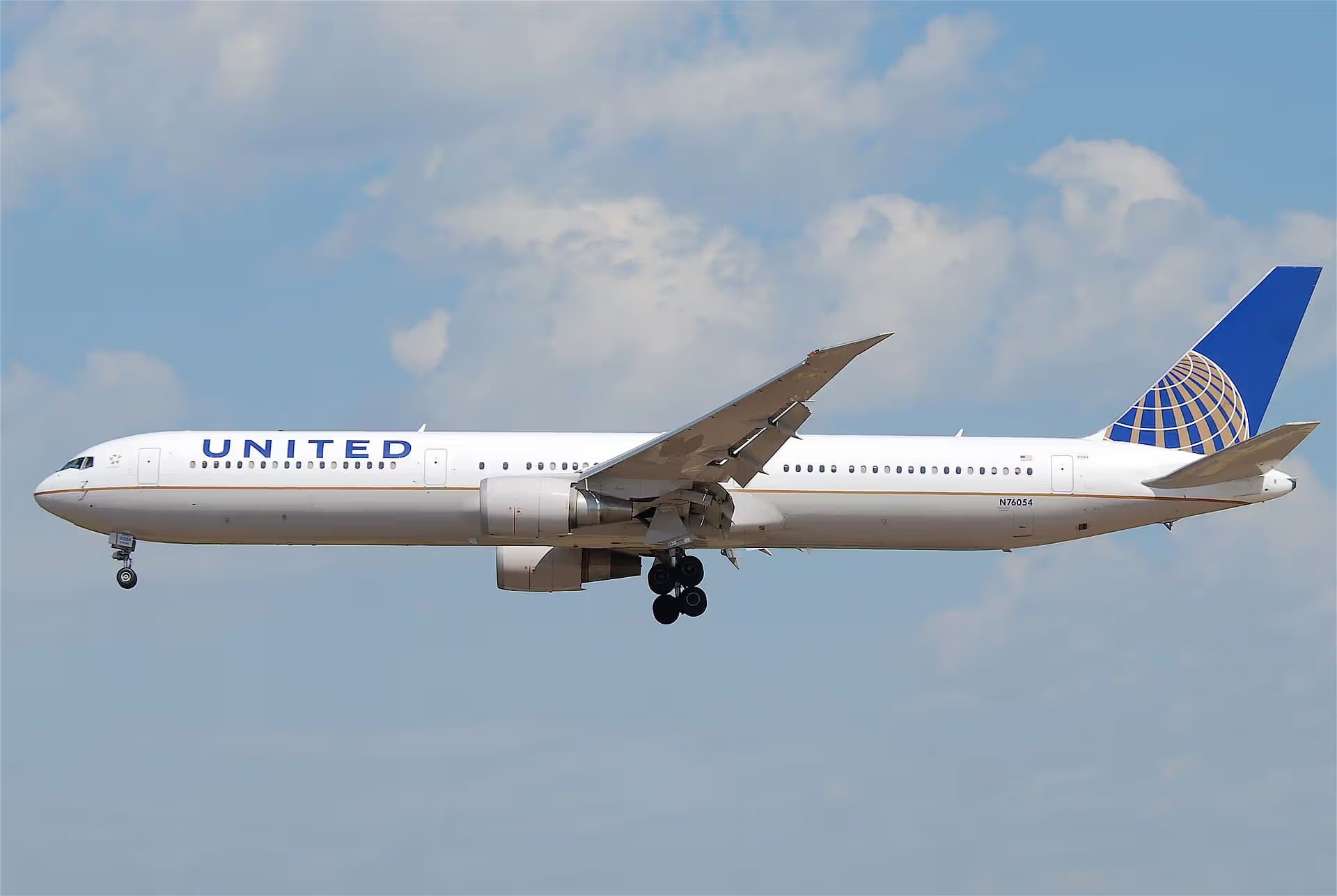 N76054 — Twin-engine aircraft