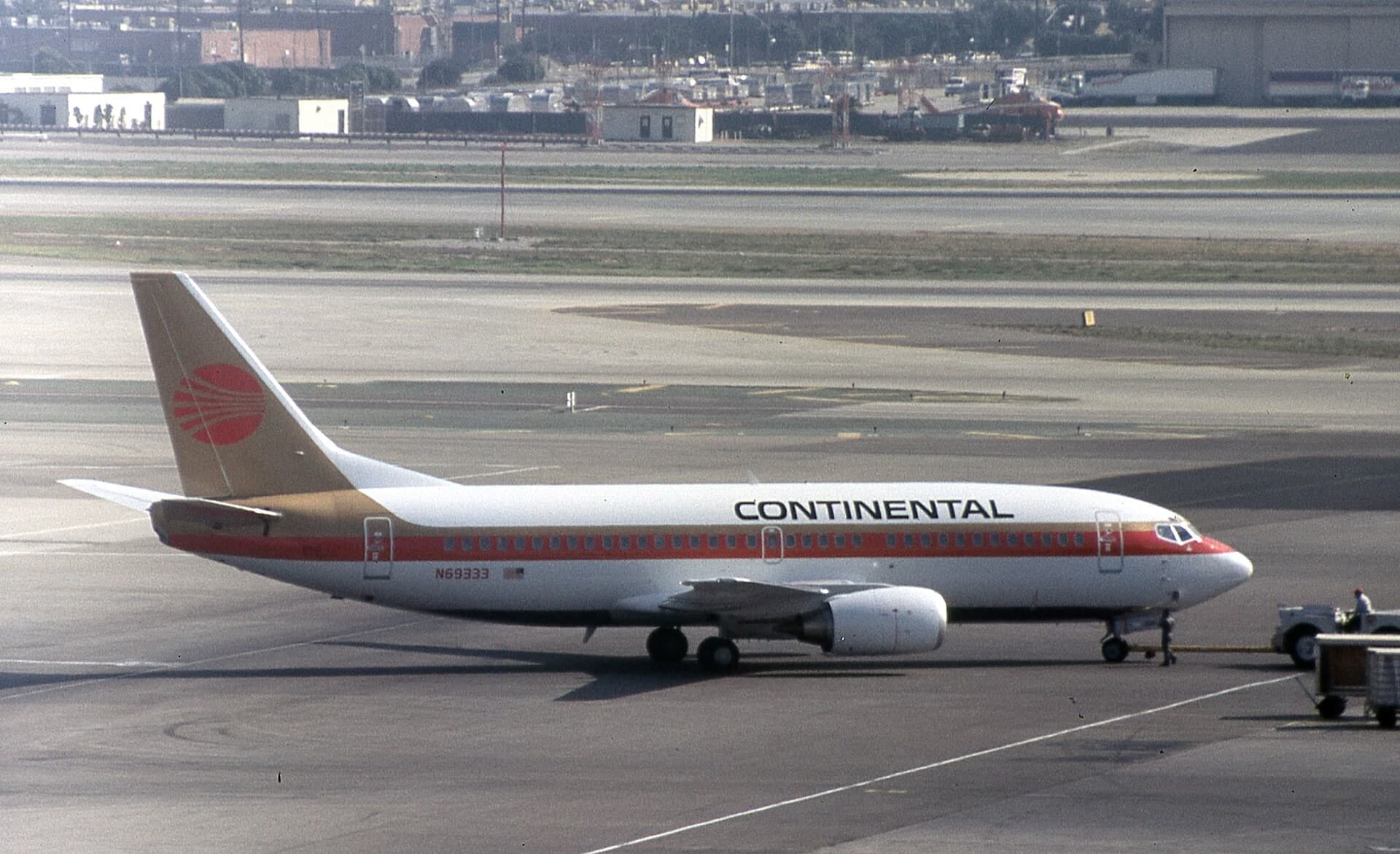 N69333 — Twin-engine aircraft