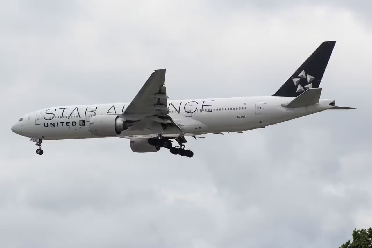 N76021 — Boeing