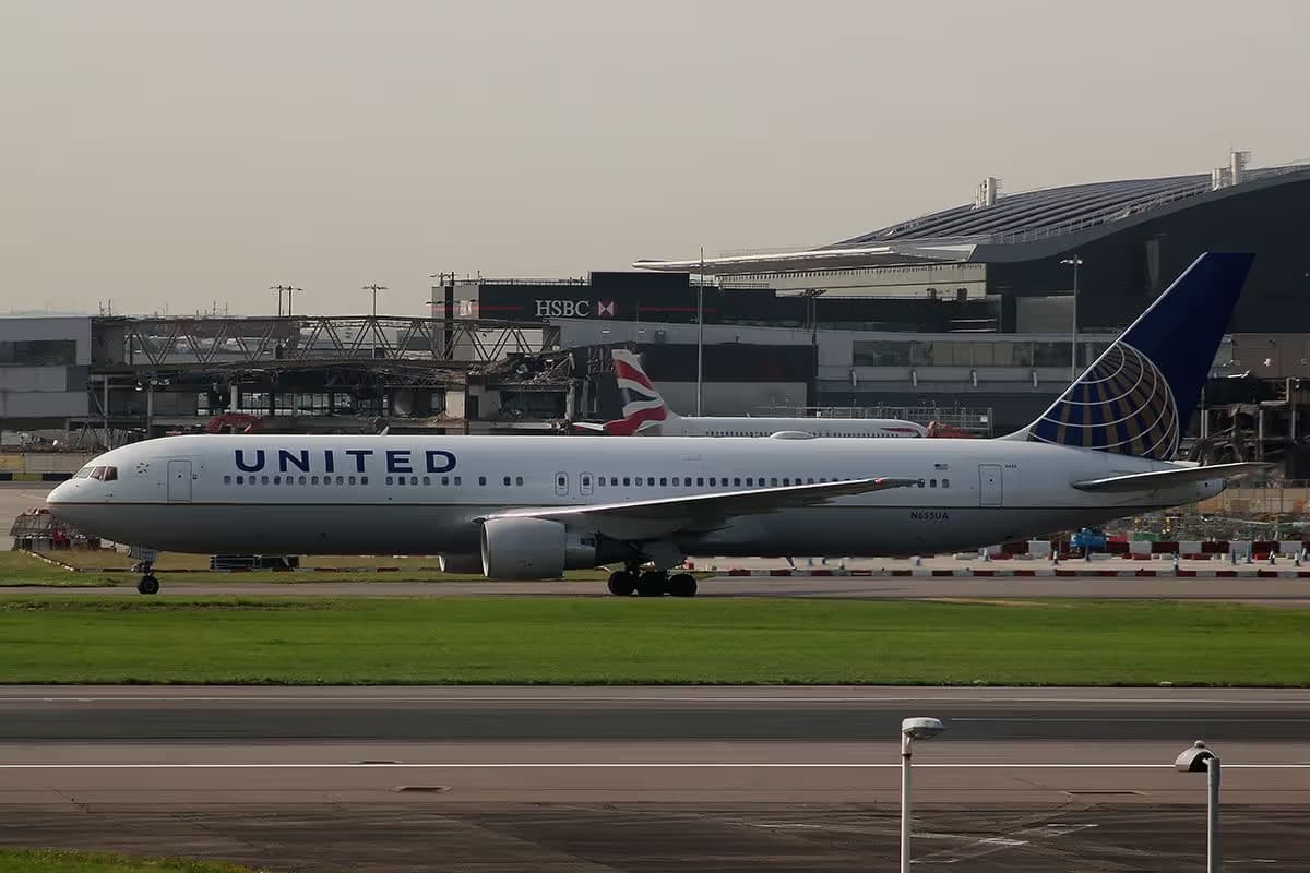 N655UA — Twin-engine aircraft