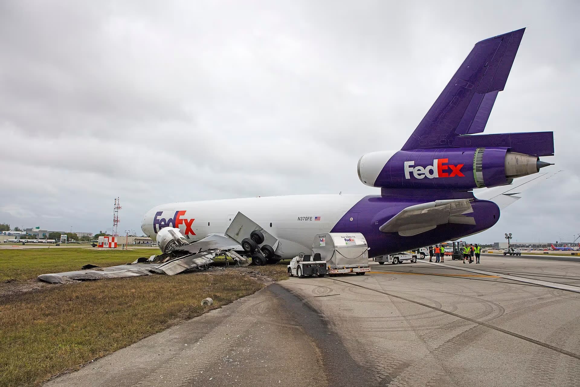 N370FE — Douglas