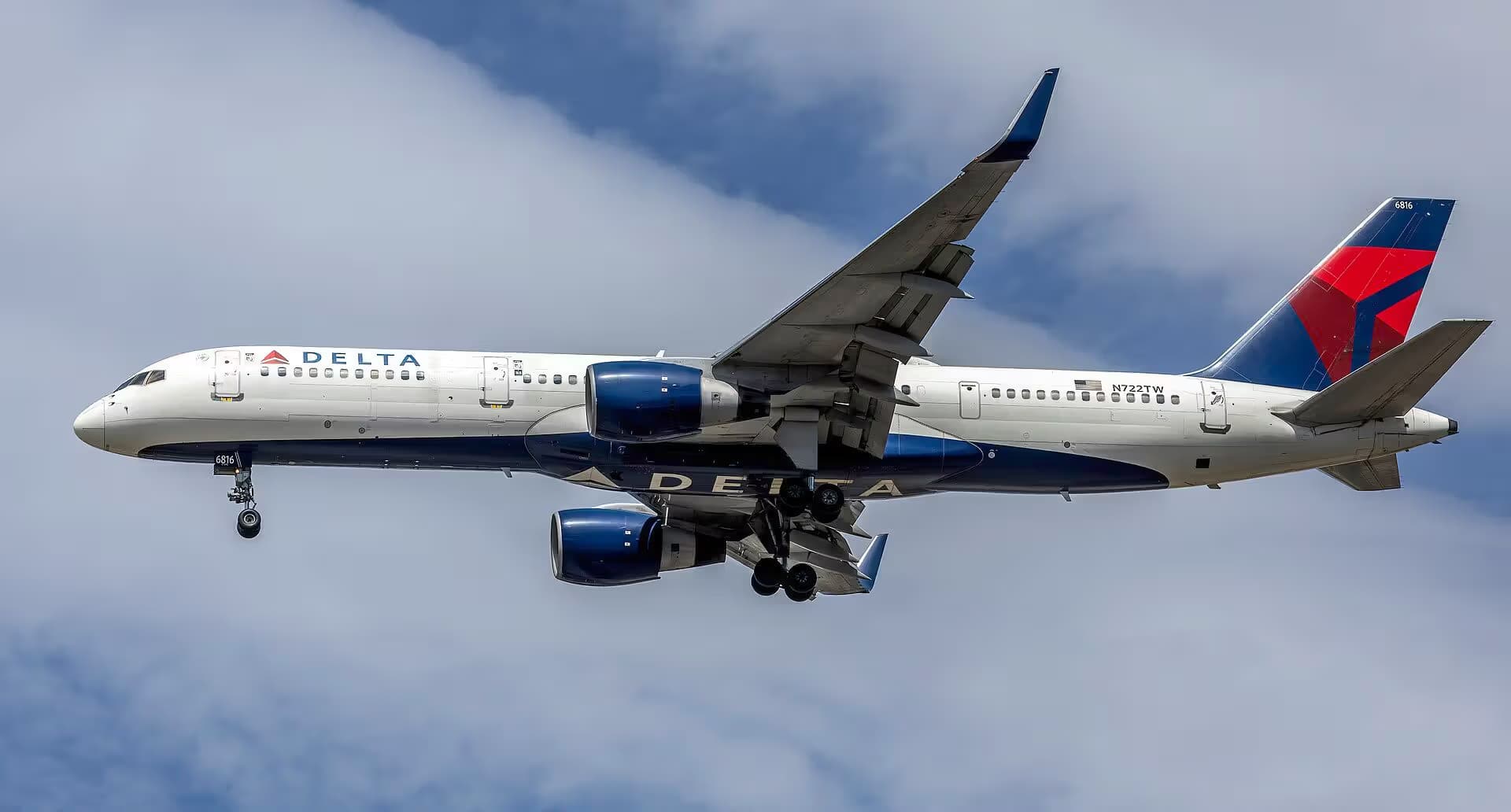 N722TW — Twin-engine aircraft