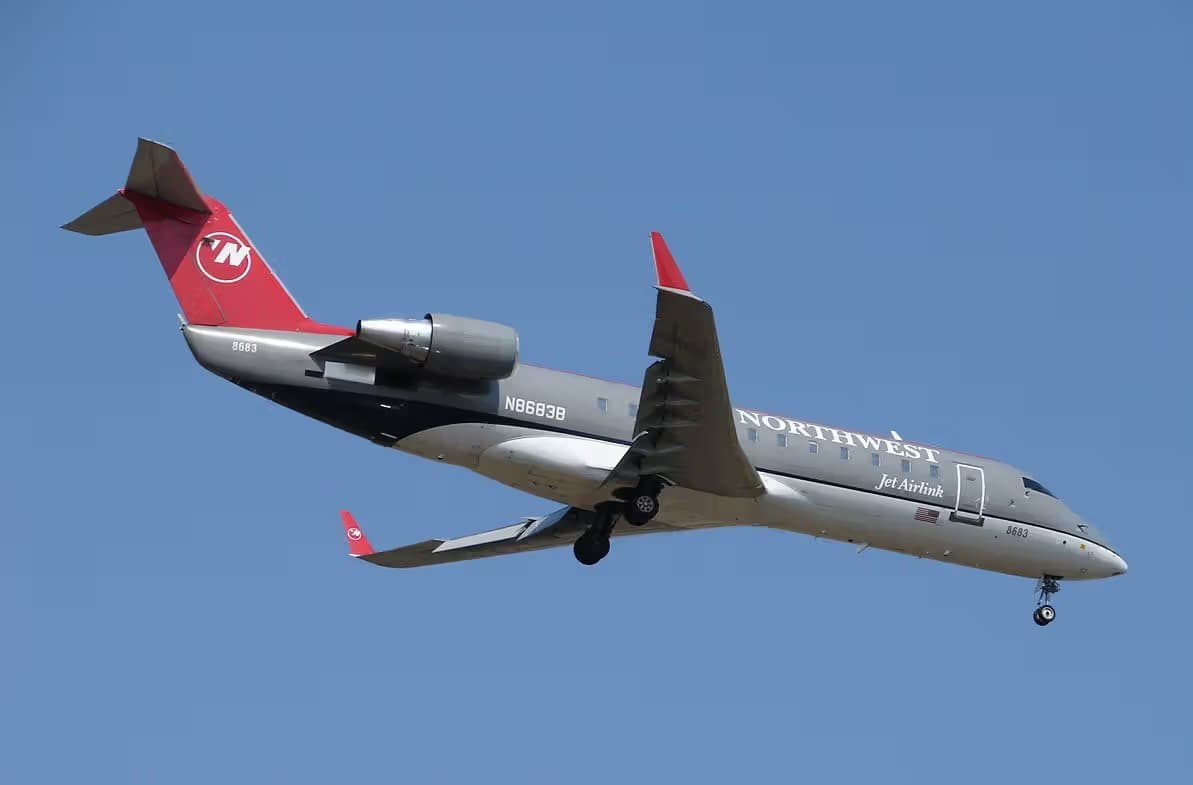 N8683B — Twin-engine aircraft