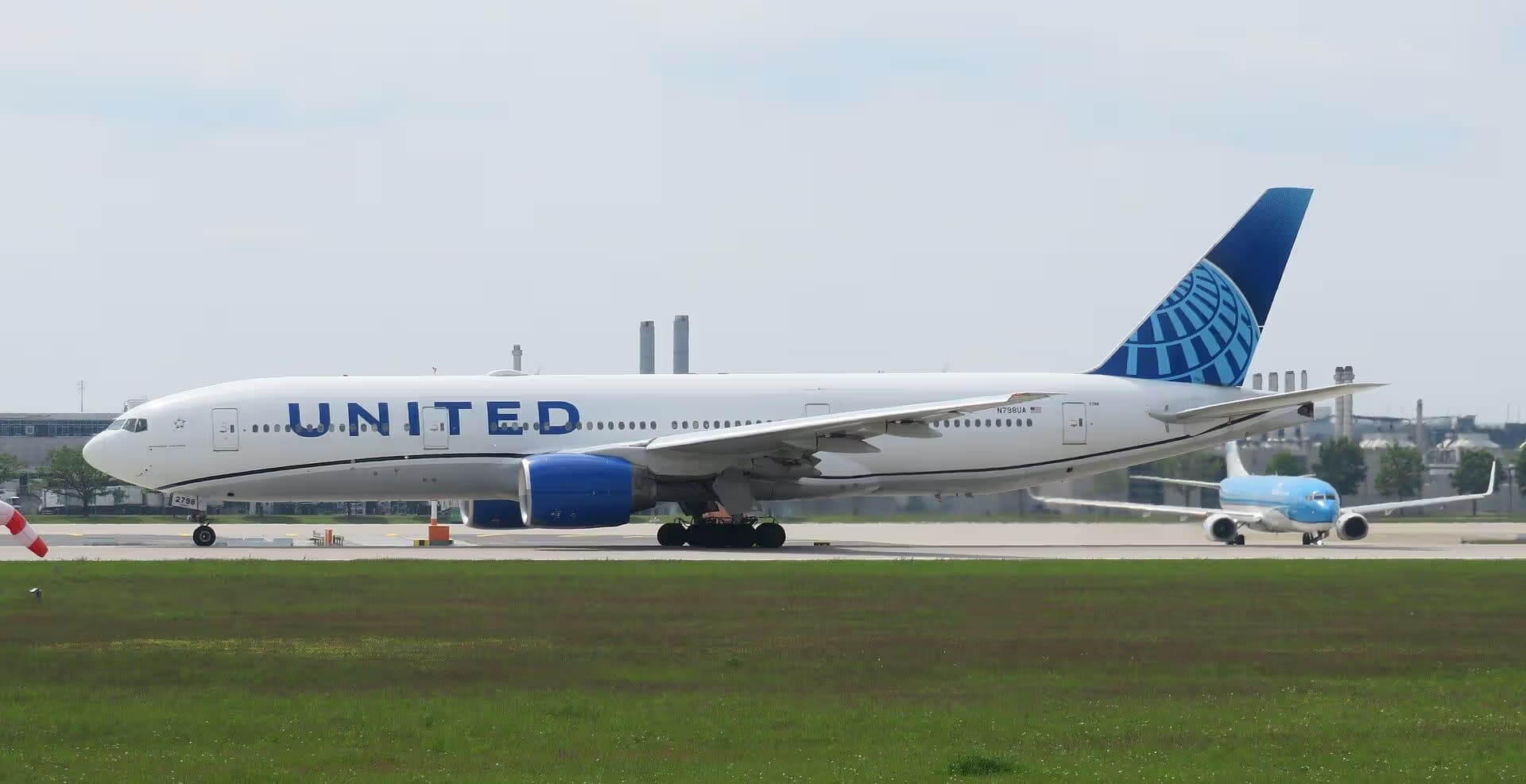 N798UA — Twin-engine aircraft