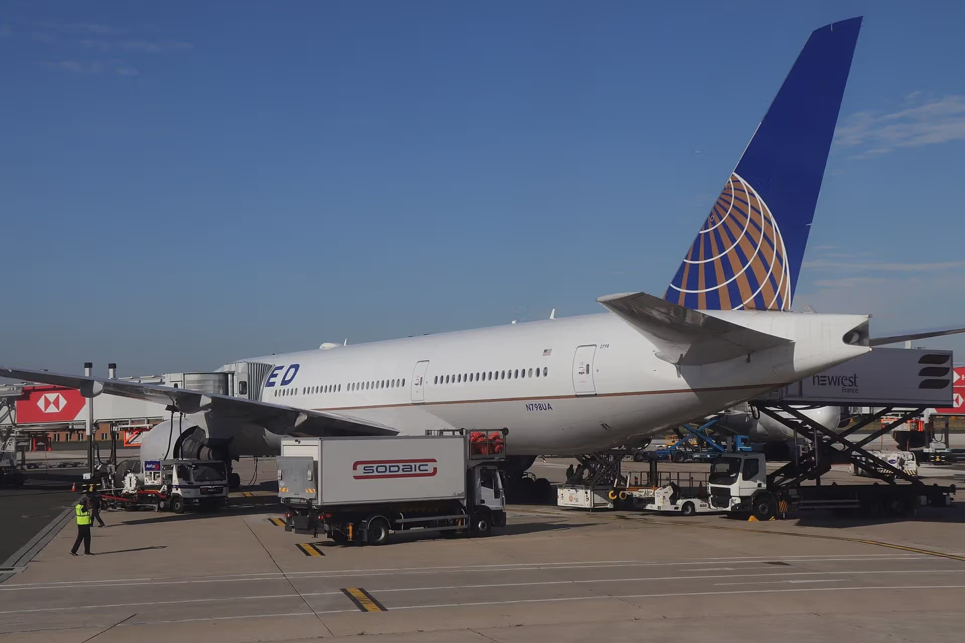 N798UA — Twin-engine aircraft